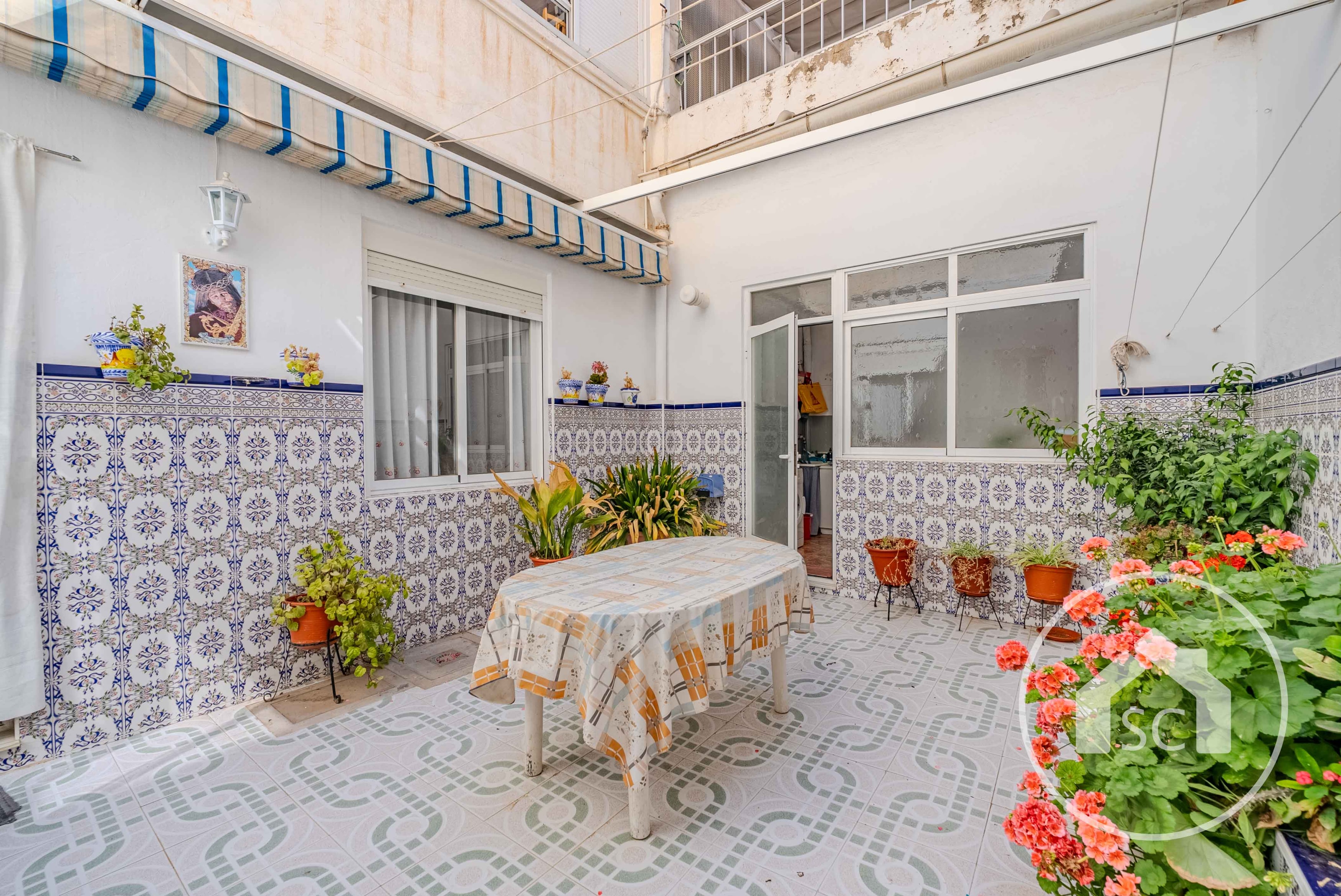 Planta baja con patio privado y entrada independiente en plaza Castelar, Elda
