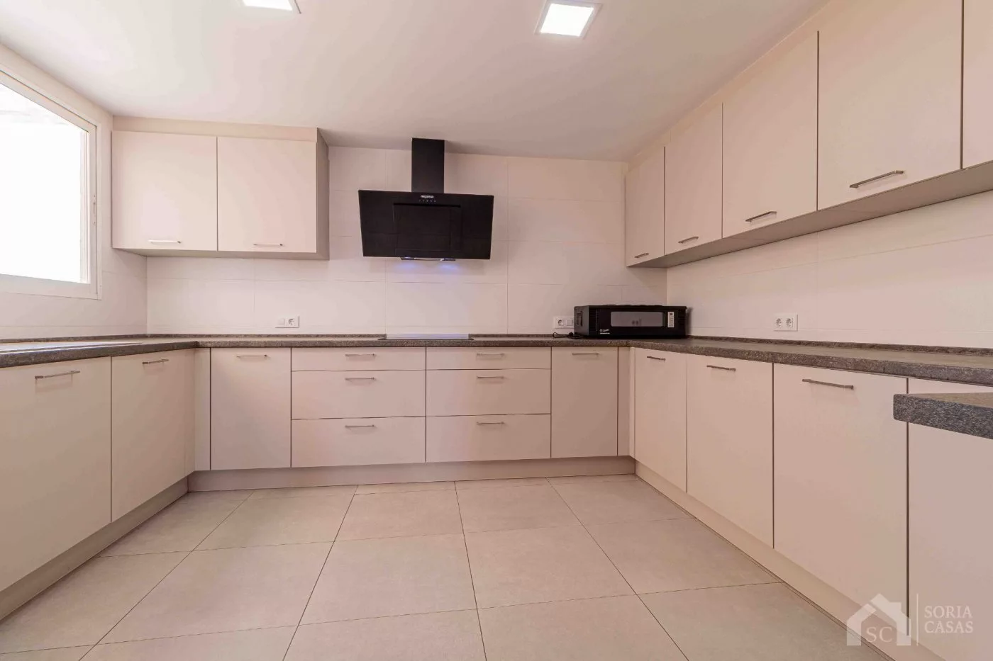 Ático junto a la Plaza Castelar. — Foto 2 de 32