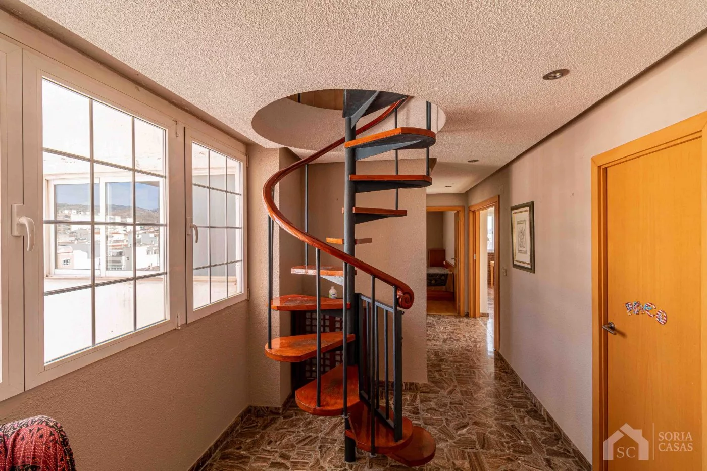 Ático junto a la Plaza Castelar. — Foto 5 de 32