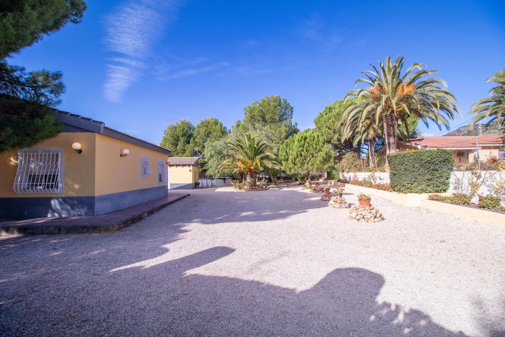 Encanto Rústico y Confort en Sax — Foto 2 de 37