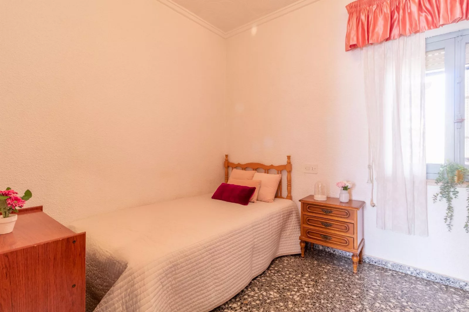 Vivienda unifamiliar de dos Alturas más terraza y almacén-garaje de 100m2 — Foto 4 de 36