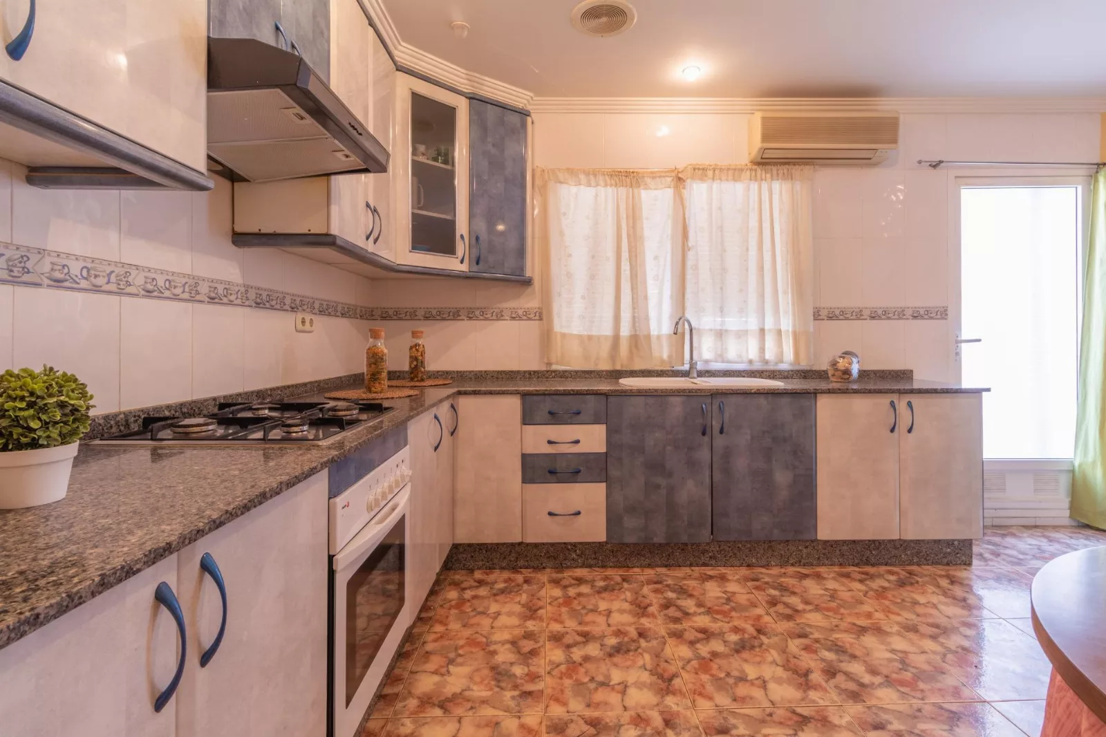 Hogar con Encanto: Espacio y Privacidad en Elda — Foto 2 de 17