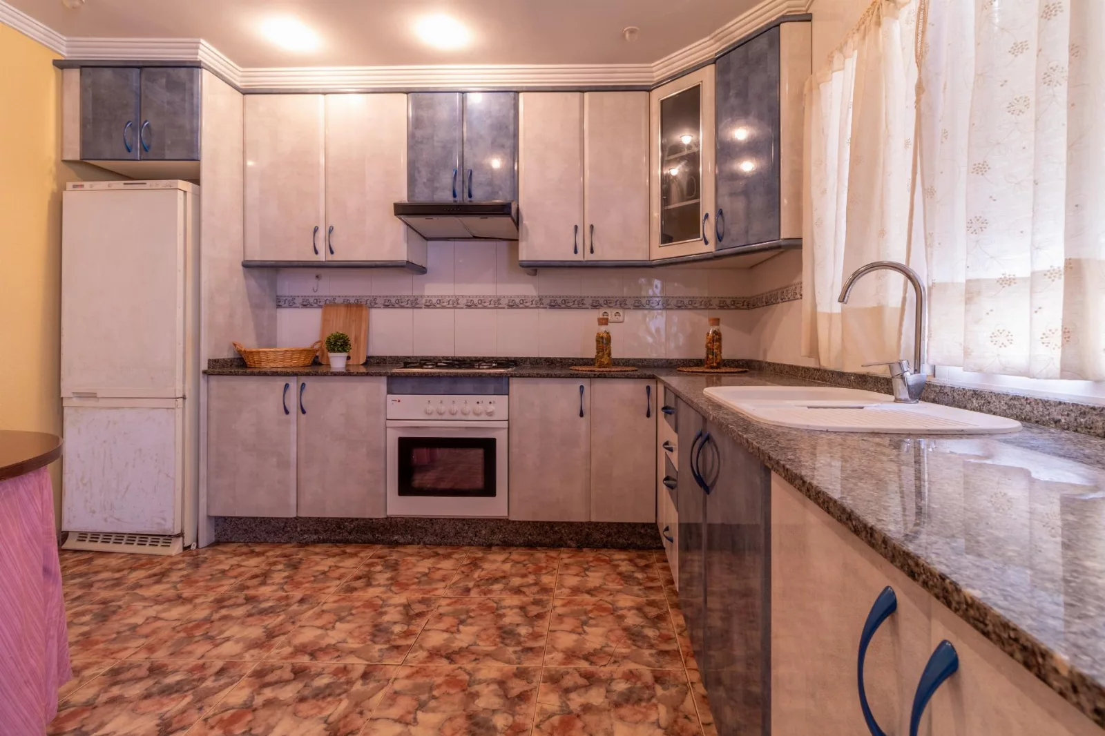 Hogar con Encanto: Espacio y Privacidad en Elda — Foto 3 de 17