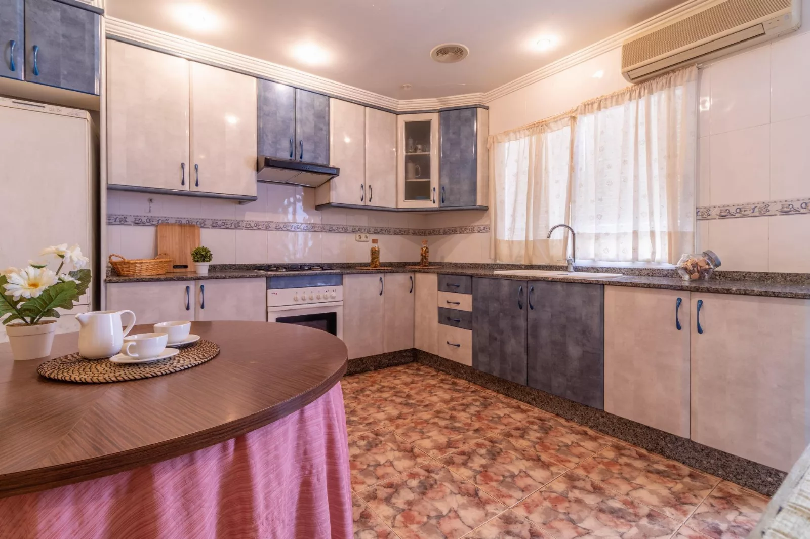 Hogar con Encanto: Espacio y Privacidad en Elda — Foto 4 de 17