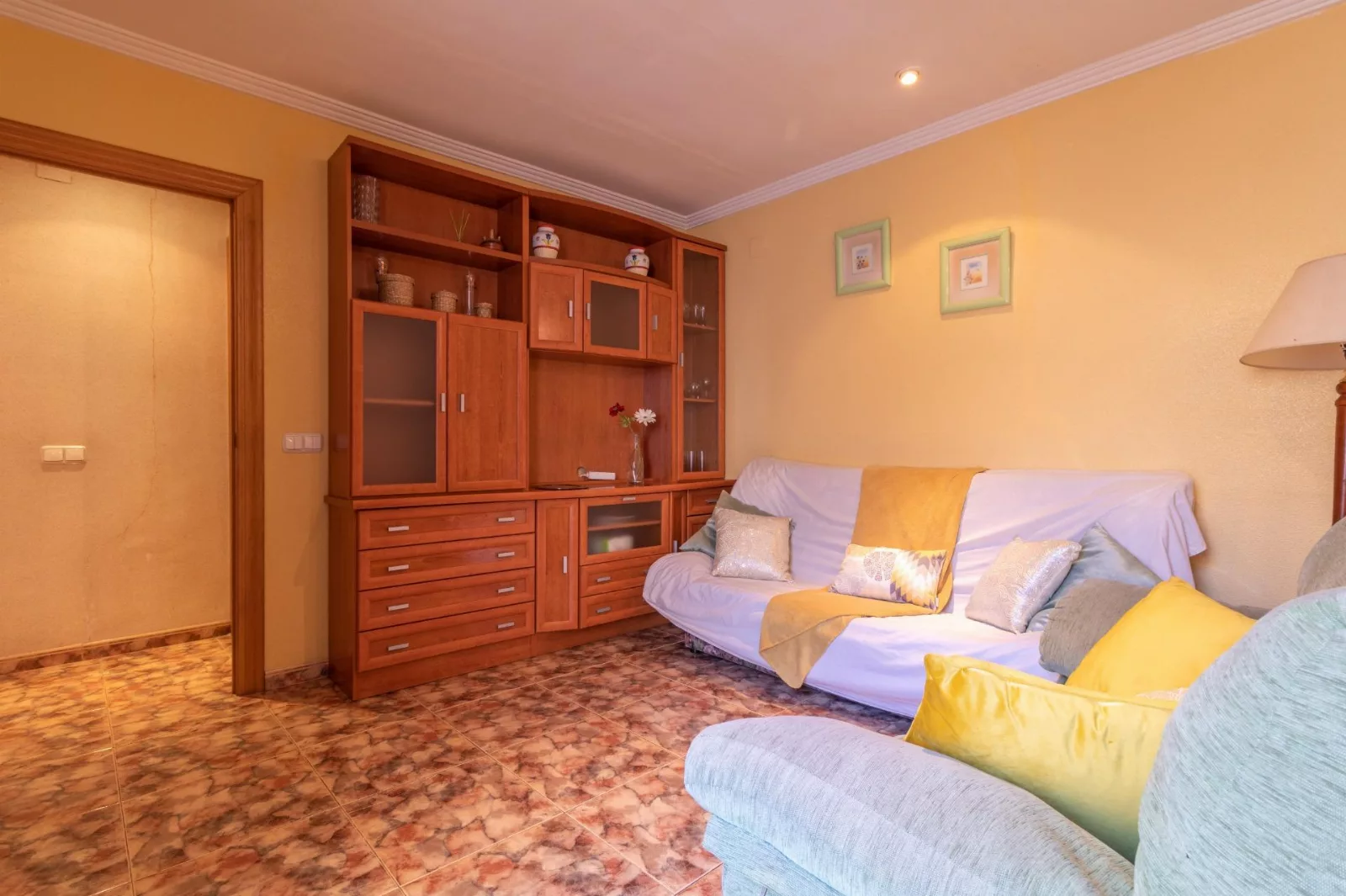 Hogar con Encanto: Espacio y Privacidad en Elda — Foto 5 de 17