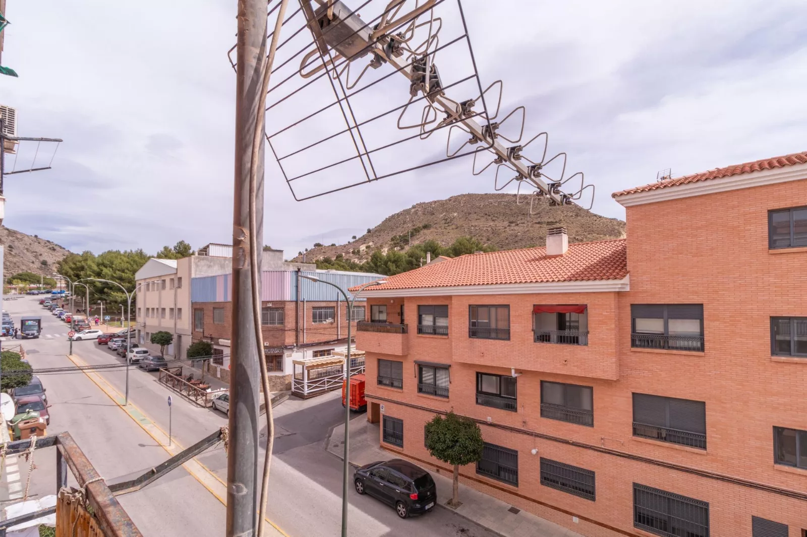 Piso de tres dormitorios en la Avda. Hispano America. — Foto 2 de 13