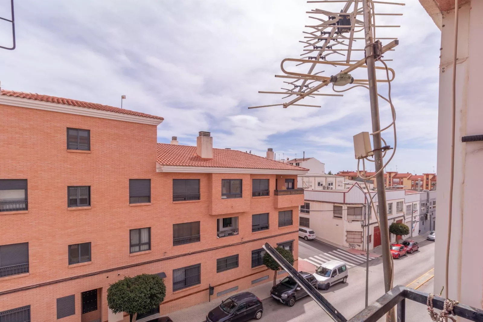 Piso de tres dormitorios en la Avda. Hispano America. — Foto 3 de 13