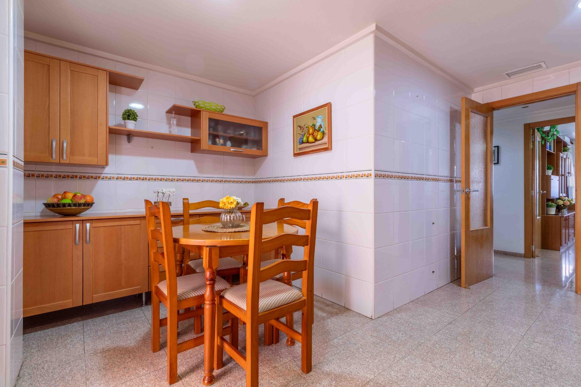 Amplia vivienda en Elda con Gran Patio Soleado — Foto 4 de 24