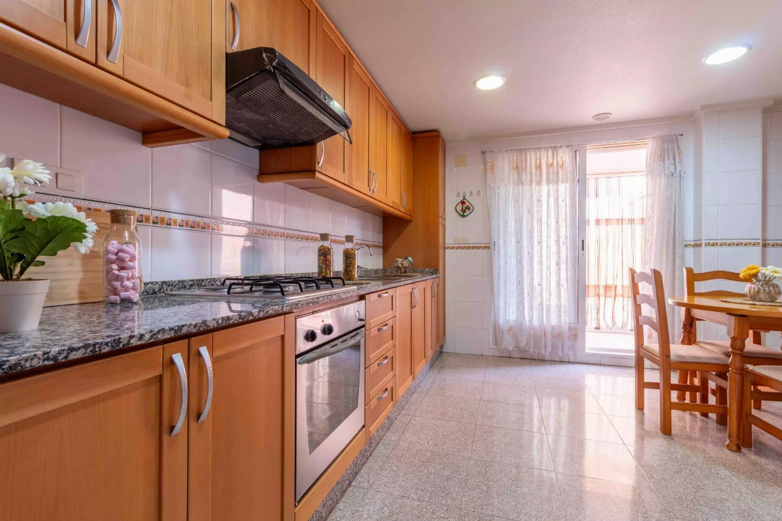 Amplia vivienda en Elda con Gran Patio Soleado — Foto 3 de 24