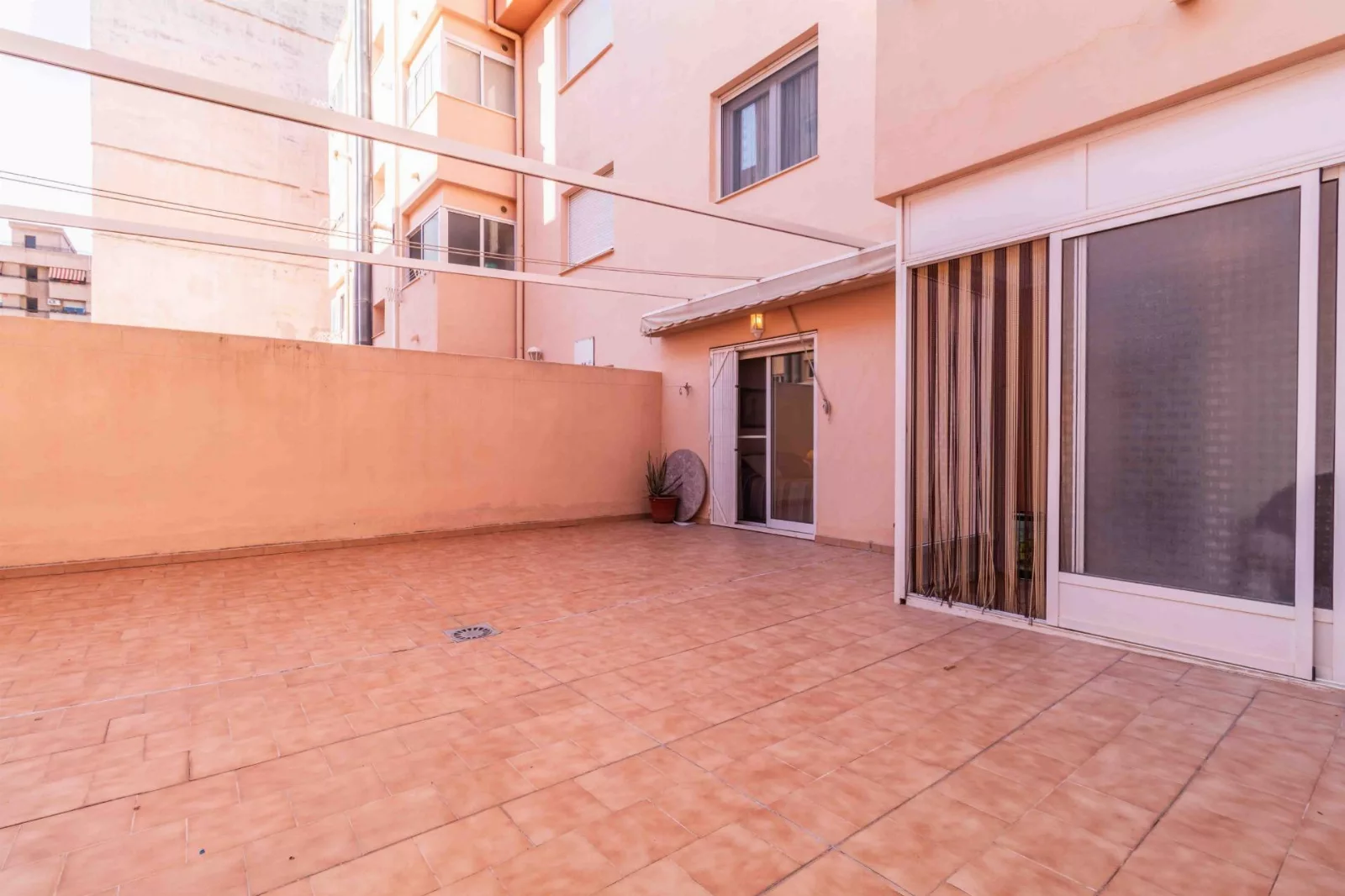 Amplia vivienda en Elda con Gran Patio Soleado — Foto 5 de 24