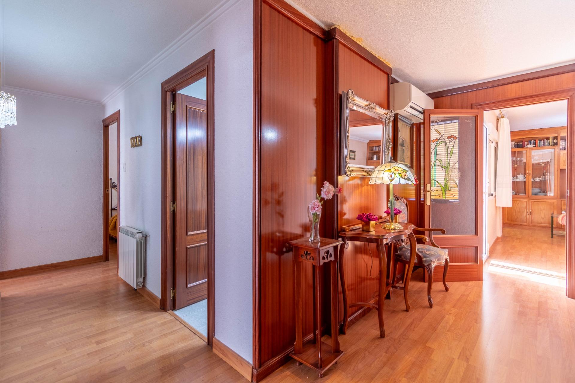 House · 4 bed · 2 baths · 250 m² · Elda