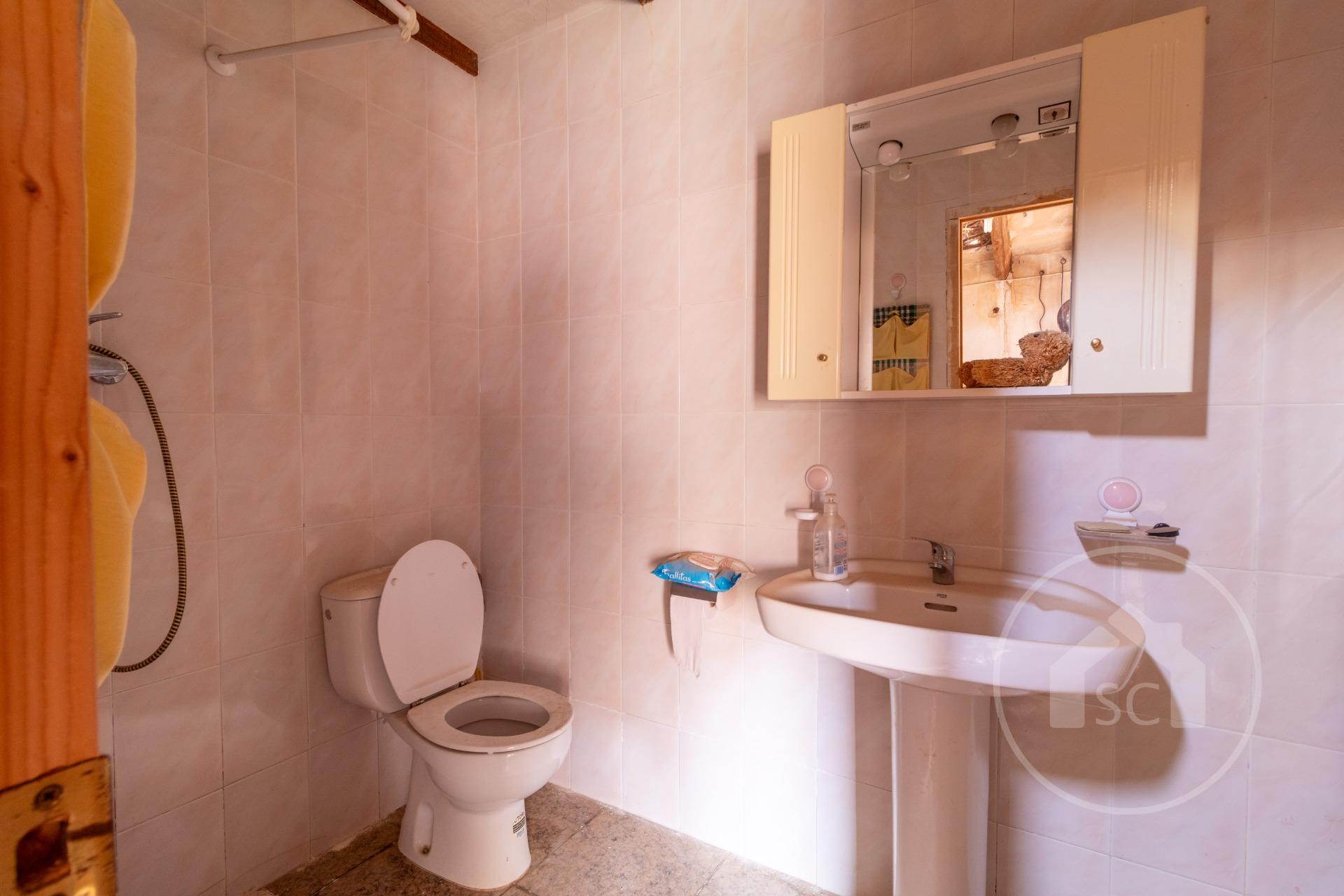 Independent House for Renovation in La Algueña — Photo 4 of 10