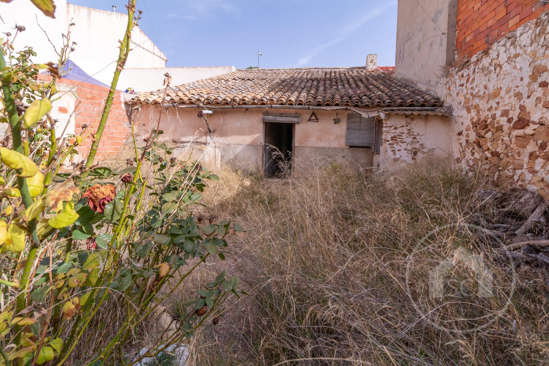 Independent House for Renovation in La Algueña — Photo 2 of 10