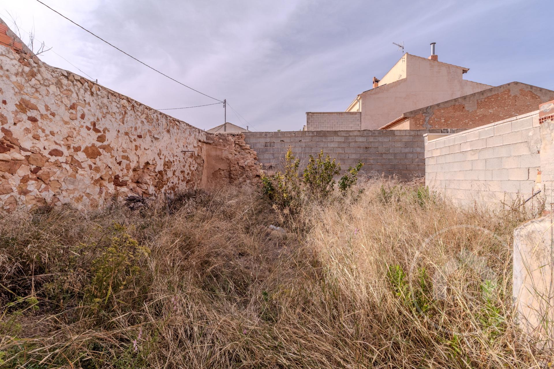 Independent House for Renovation in La Algueña — Photo 3 of 10