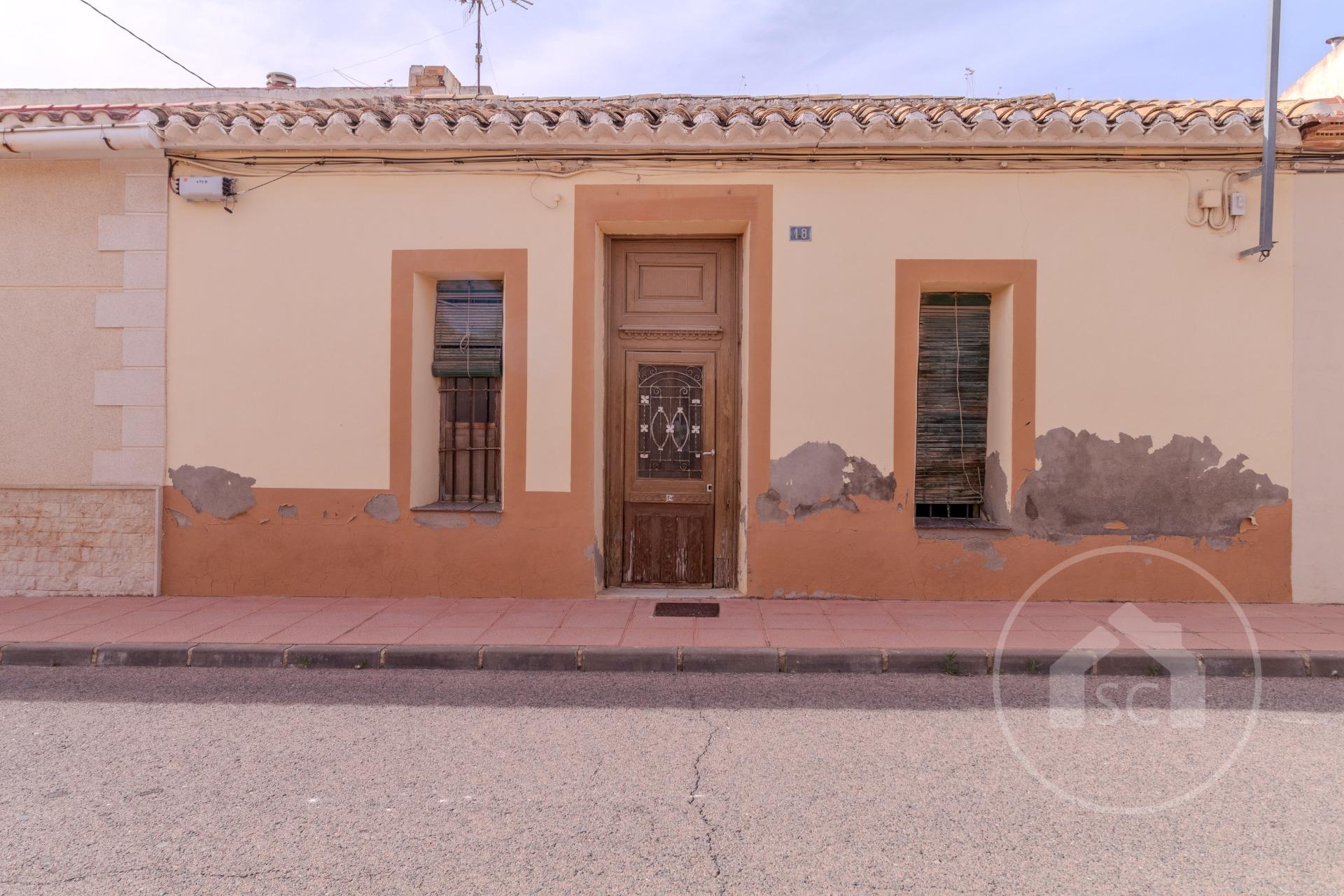 Independent House for Renovation in La Algueña