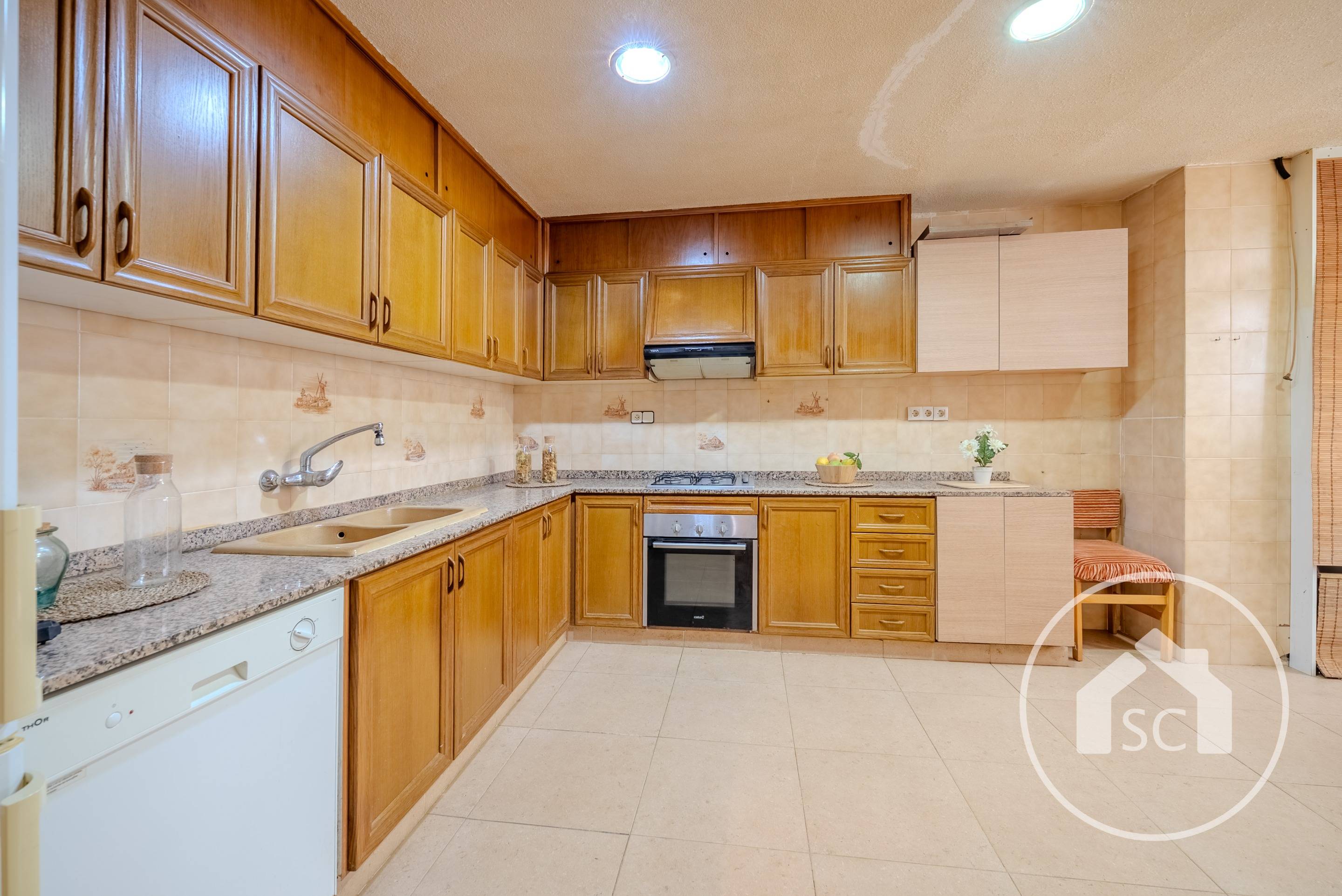 Piso de 4 habitaciones con patio y balcón en Calle Petrer, Elda