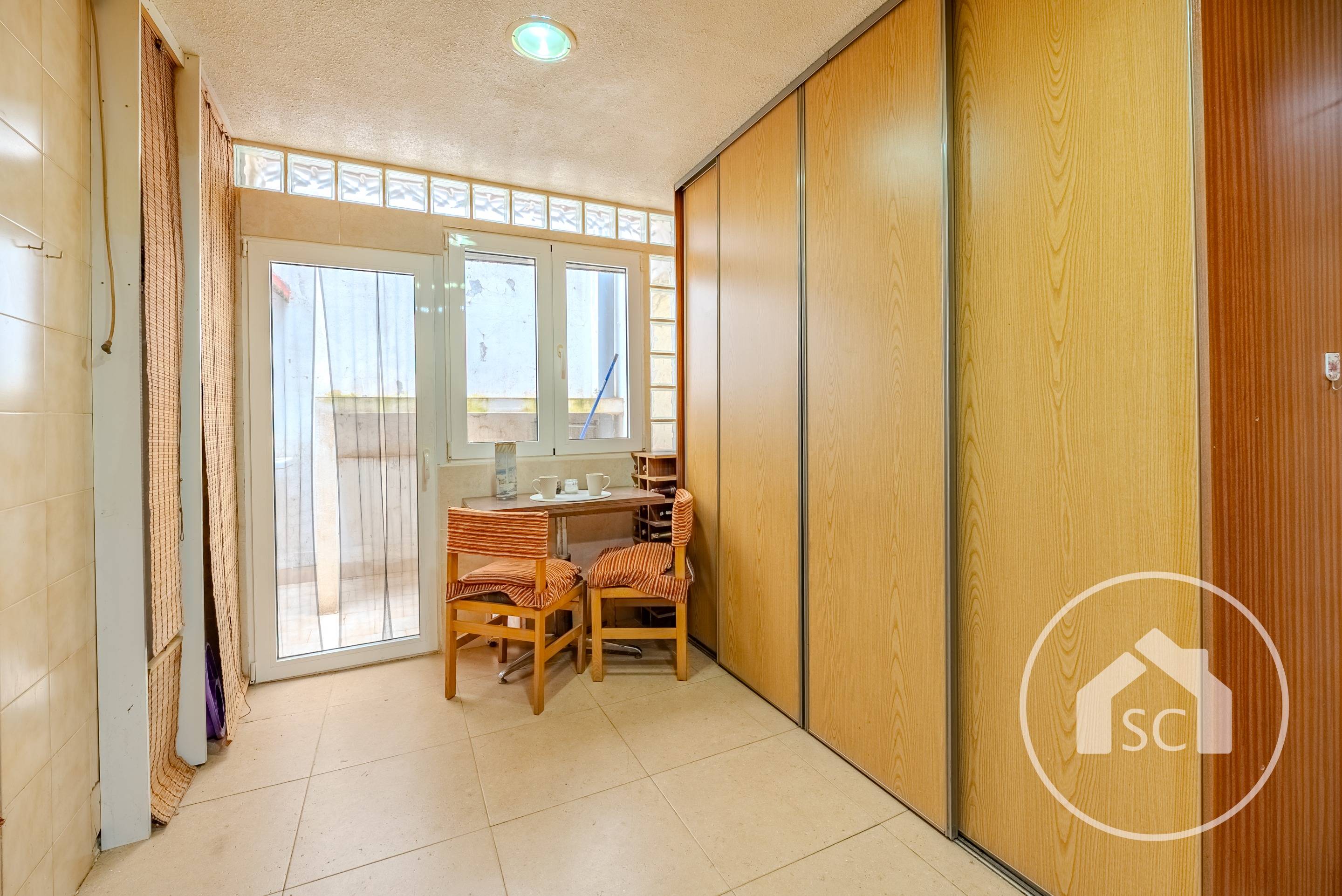 Piso de 4 habitaciones con patio y balcón en Calle Petrer, Elda — Foto 2 de 18