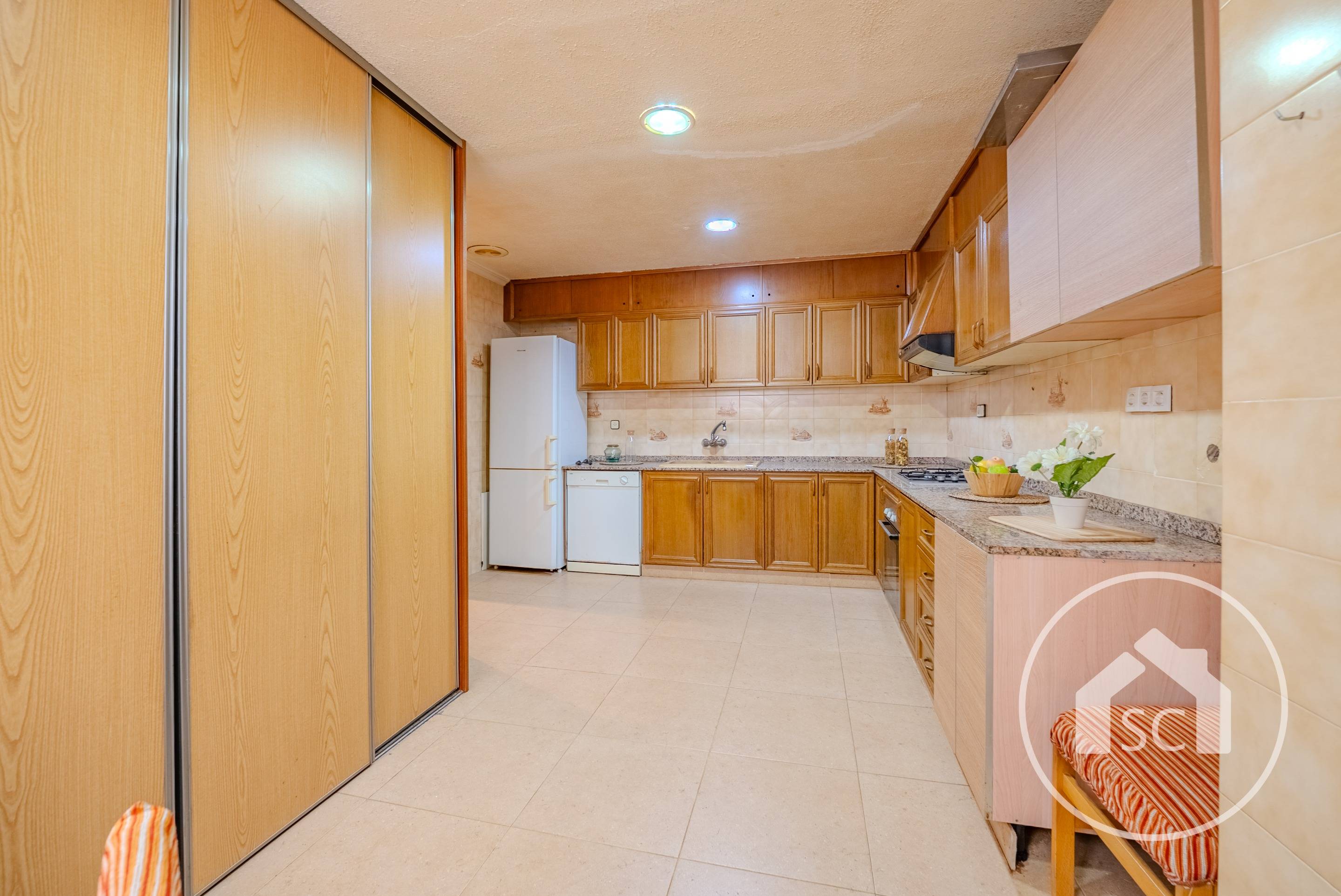 Piso de 4 habitaciones con patio y balcón en Calle Petrer, Elda — Foto 3 de 18