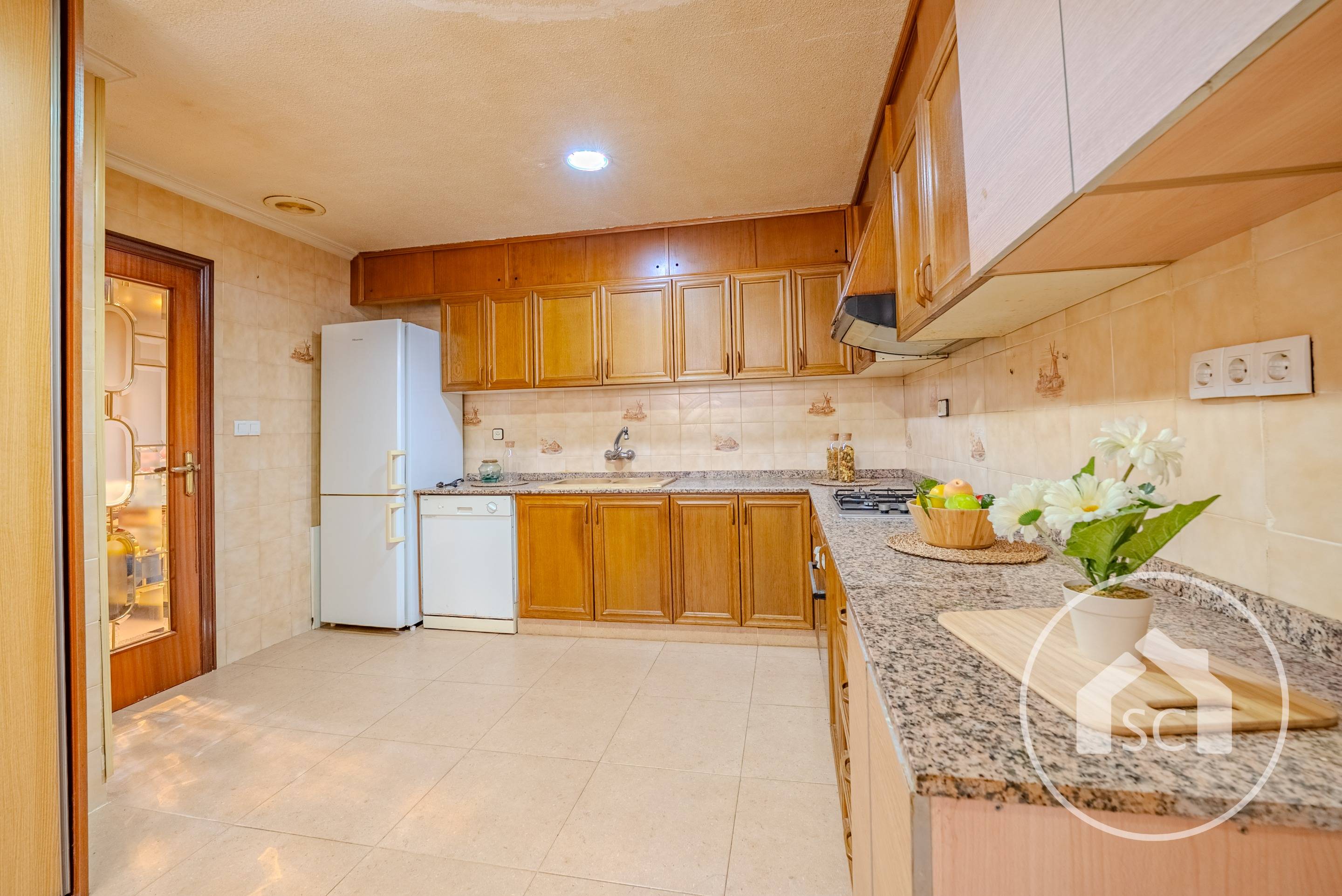 Piso de 4 habitaciones con patio y balcón en Calle Petrer, Elda — Foto 4 de 18