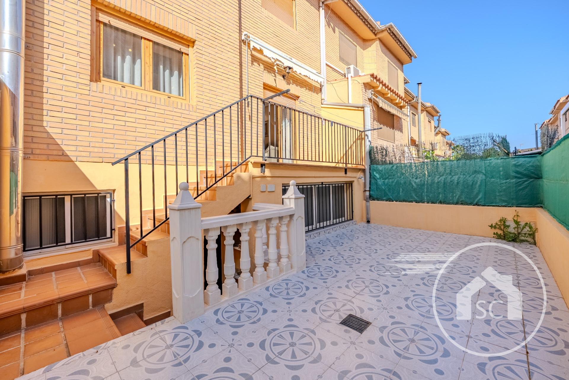 Bungalow de 3 plantas con garaje y terraza — Foto 2 de 22