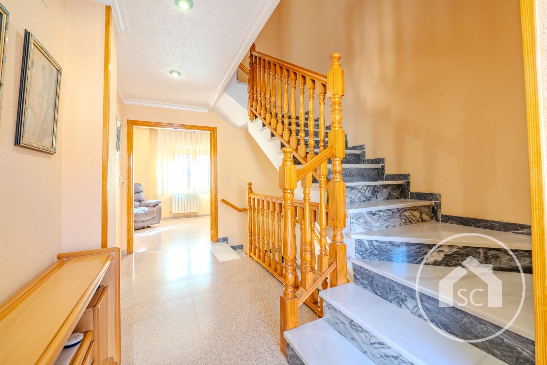 Bungalow de 3 plantas con garaje y terraza — Foto 3 de 22