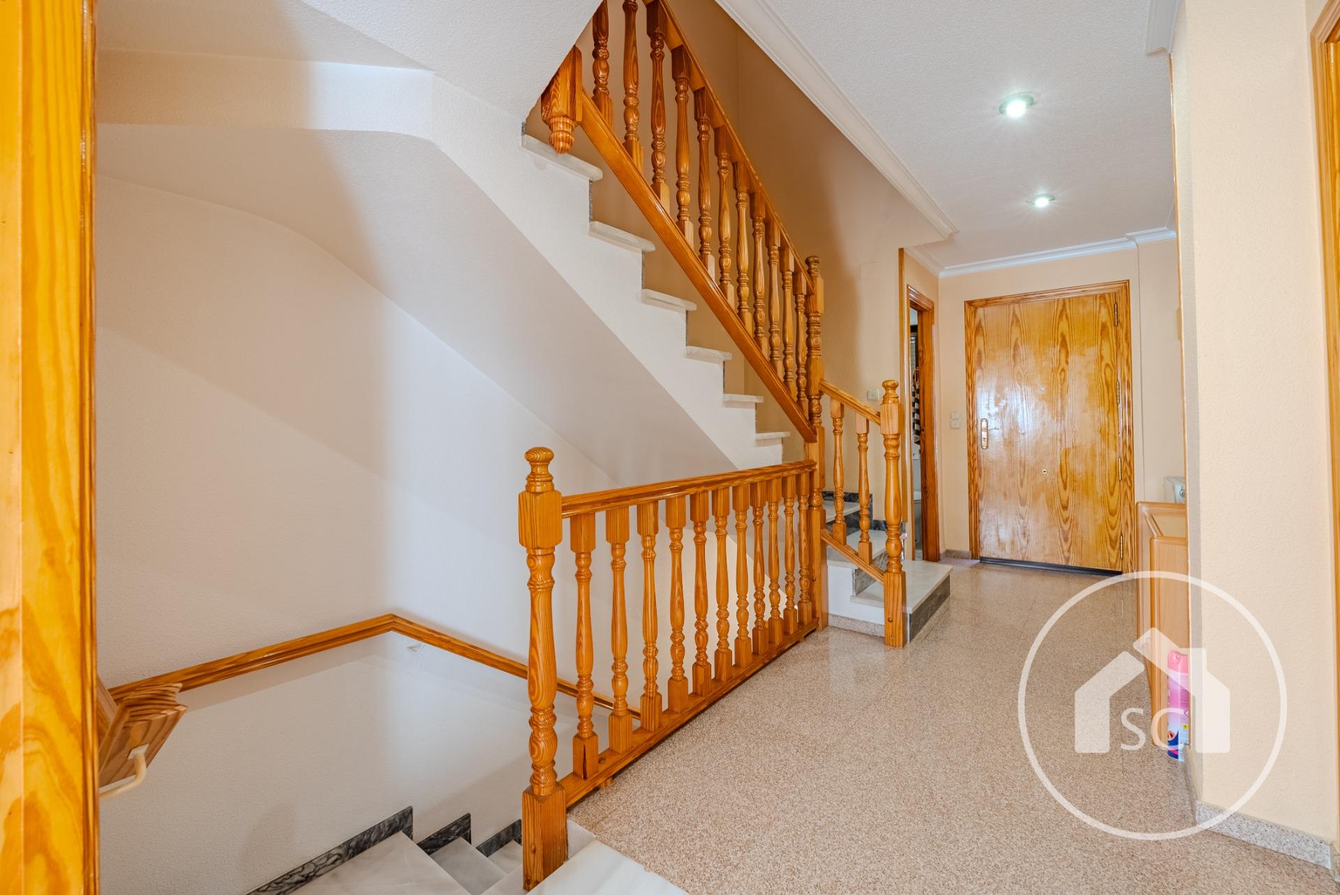 Bungalow de 3 plantas con garaje y terraza — Foto 4 de 22