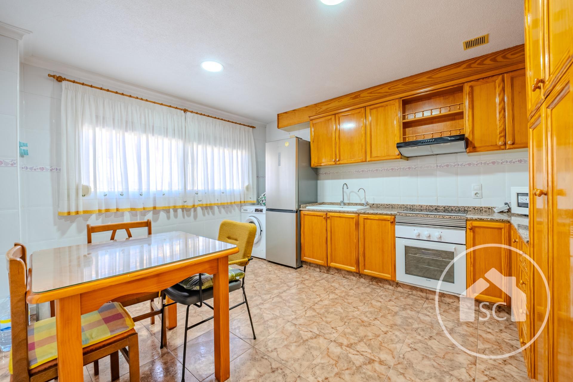 Bungalow de 3 plantas con garaje y terraza — Foto 5 de 22