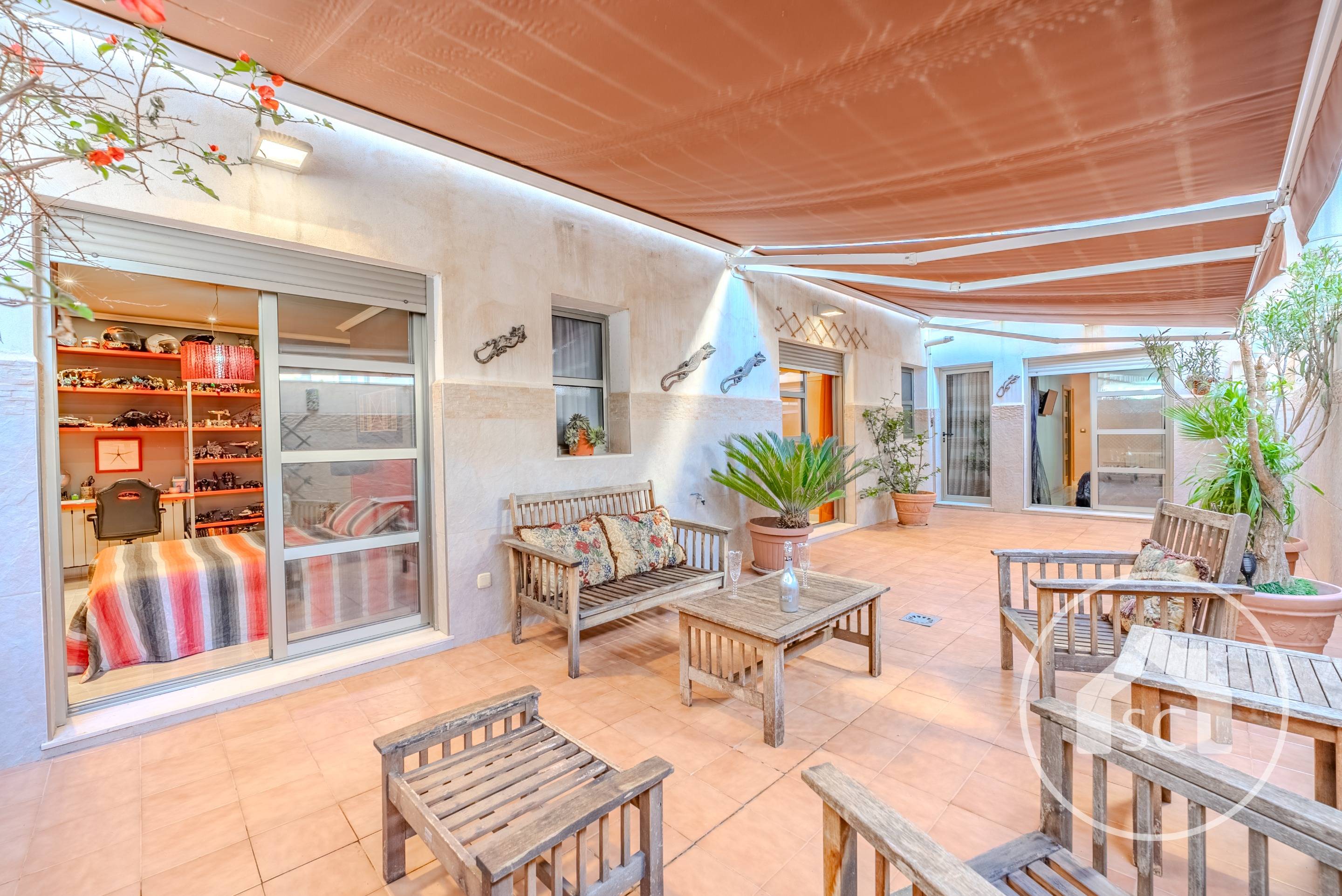 Amplio piso familiar con patio en el centro de Elda.