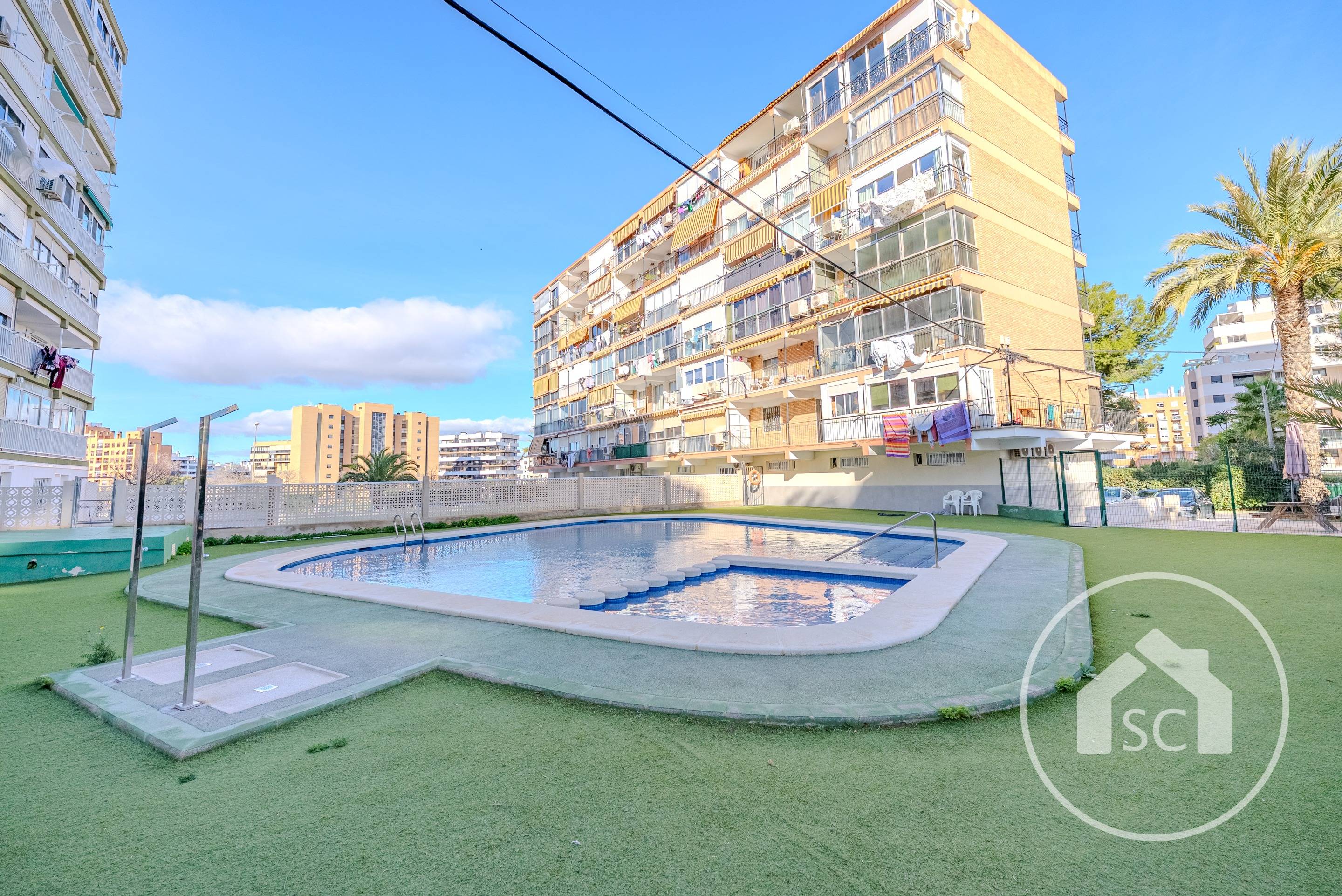 Apartamento con terraza y piscina