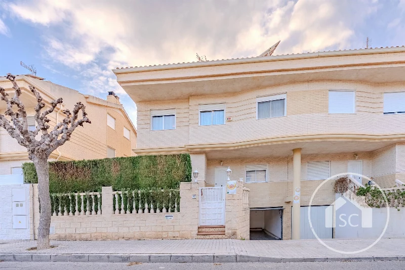 Pareado exclusivo con jardín en Av. de Ronda