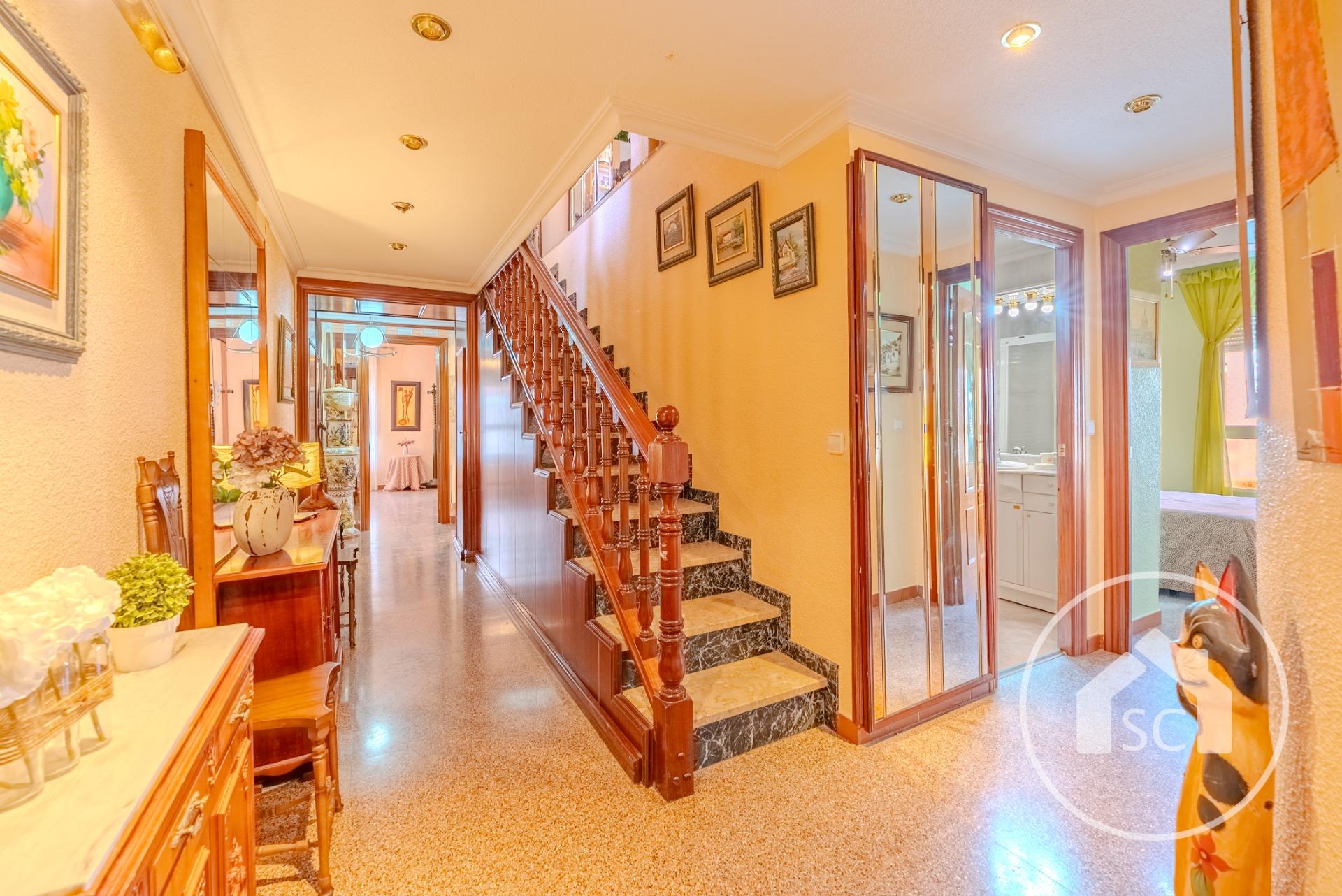 Ático Dúplex luminoso con terraza, garaje y barbacoa — Foto 2 de 23