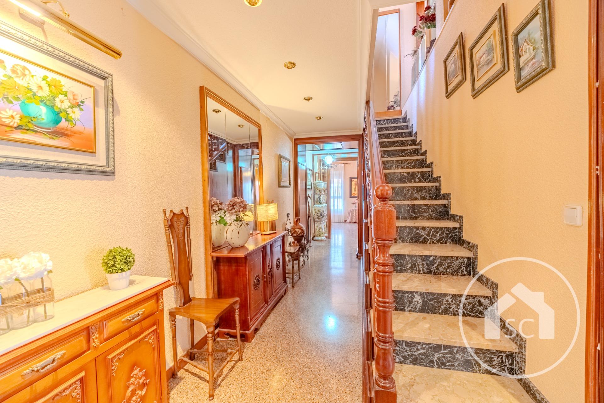 Ático Dúplex luminoso con terraza, garaje y barbacoa — Foto 3 de 23