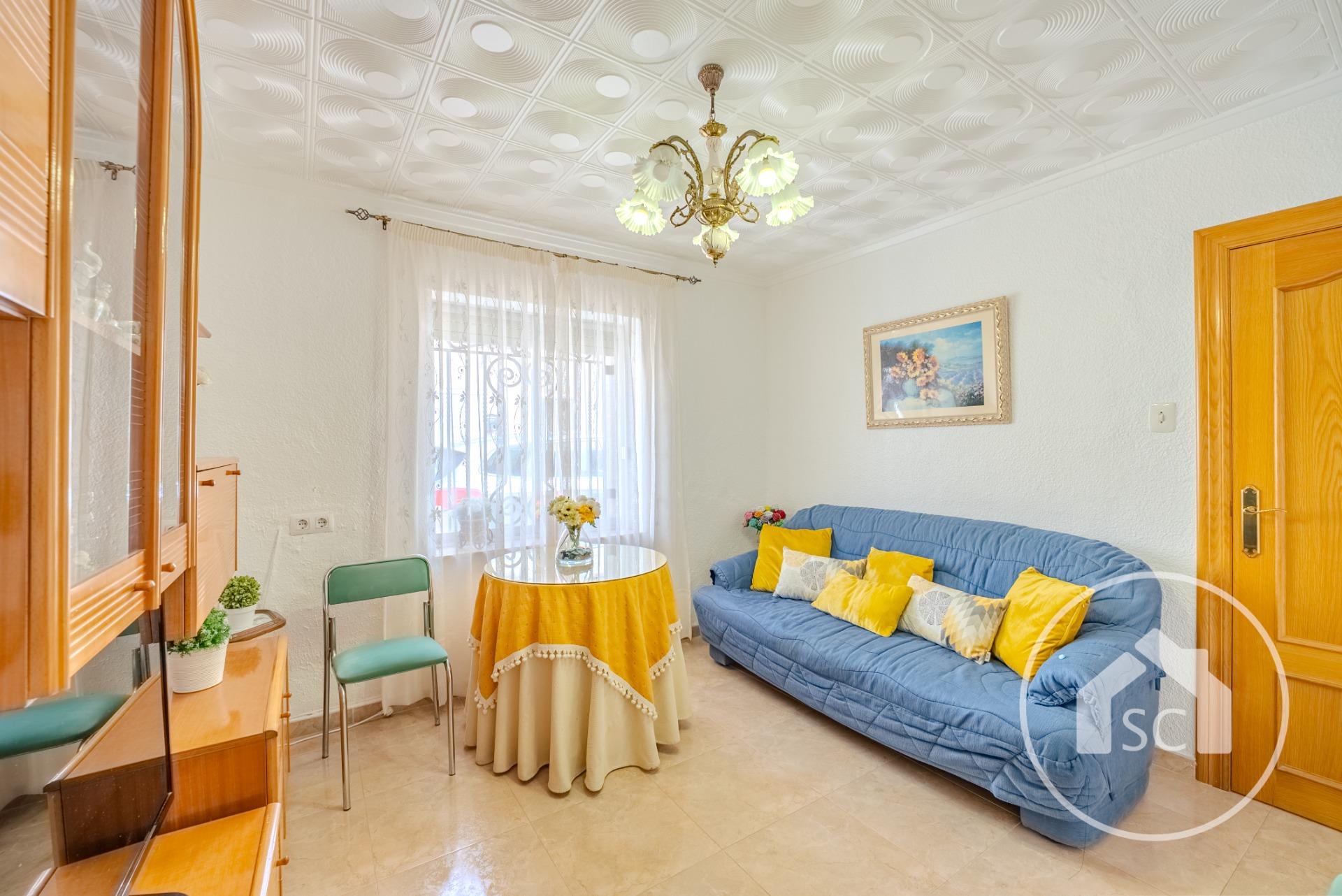 Casa independiente con patio propio en la zona de La Estación, Elda — Foto 2 de 23