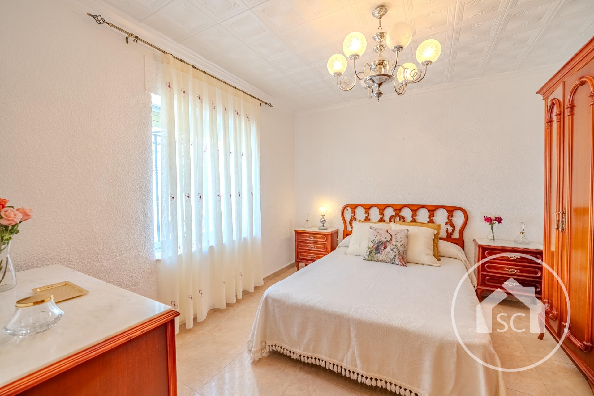 Casa independiente con patio propio en la zona de La Estación, Elda — Foto 3 de 23