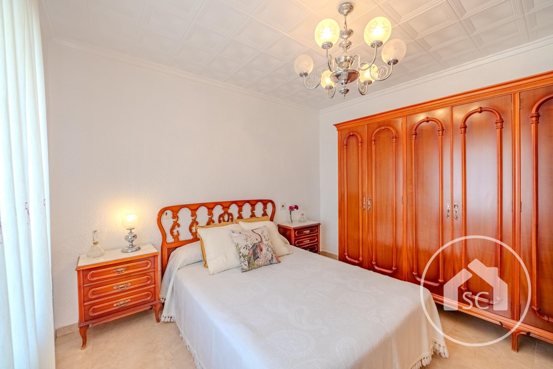 Casa independiente con patio propio en la zona de La Estación, Elda — Foto 4 de 23