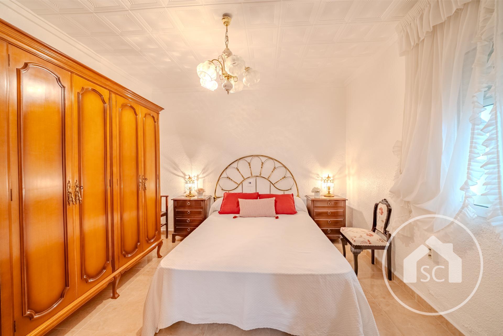 Casa independiente con patio propio en la zona de La Estación, Elda — Foto 5 de 23