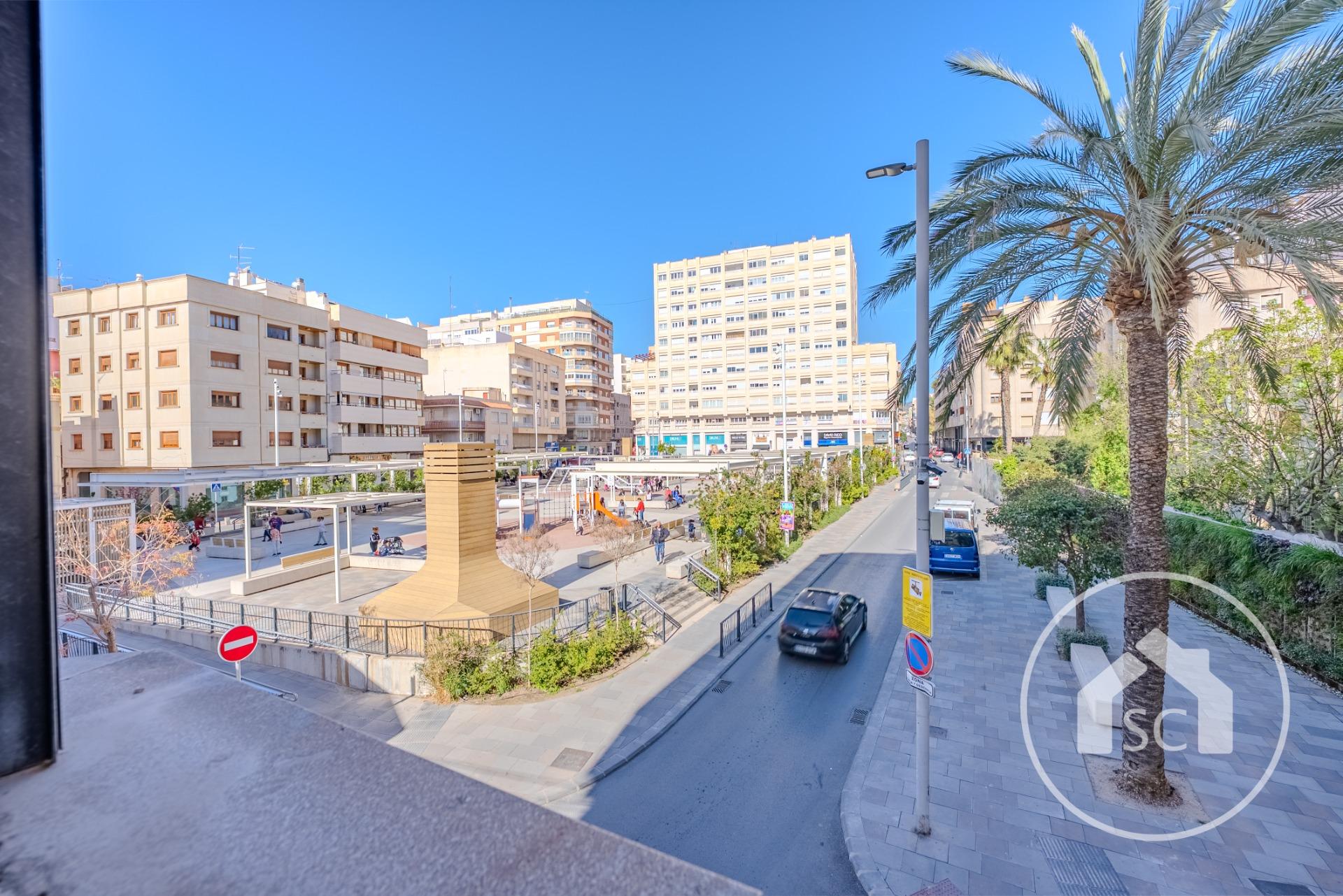 Piso enorme en esquina con vistas a la Plaza del Zapatero