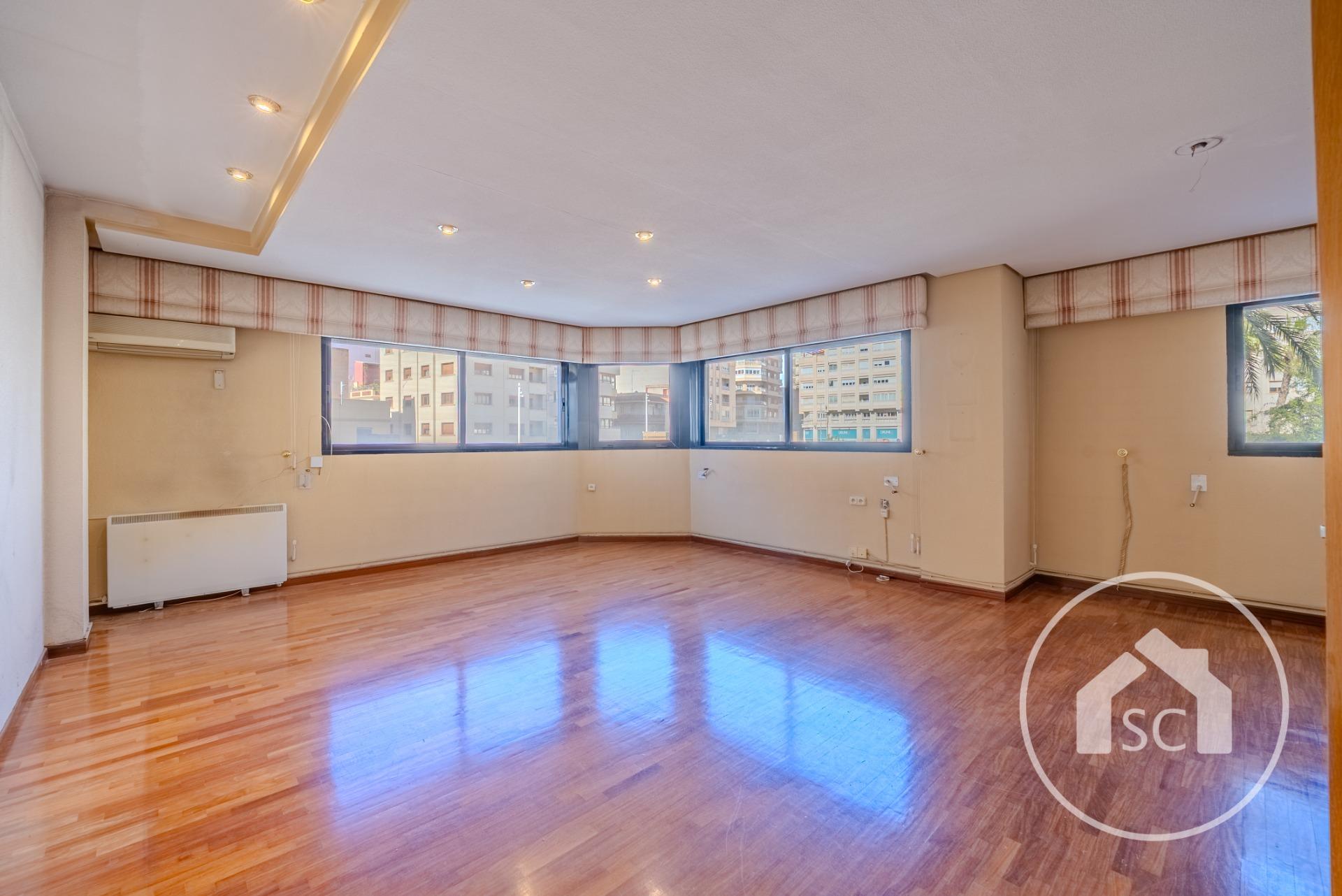 Piso enorme en esquina con vistas a la Plaza del Zapatero — Foto 2 de 29