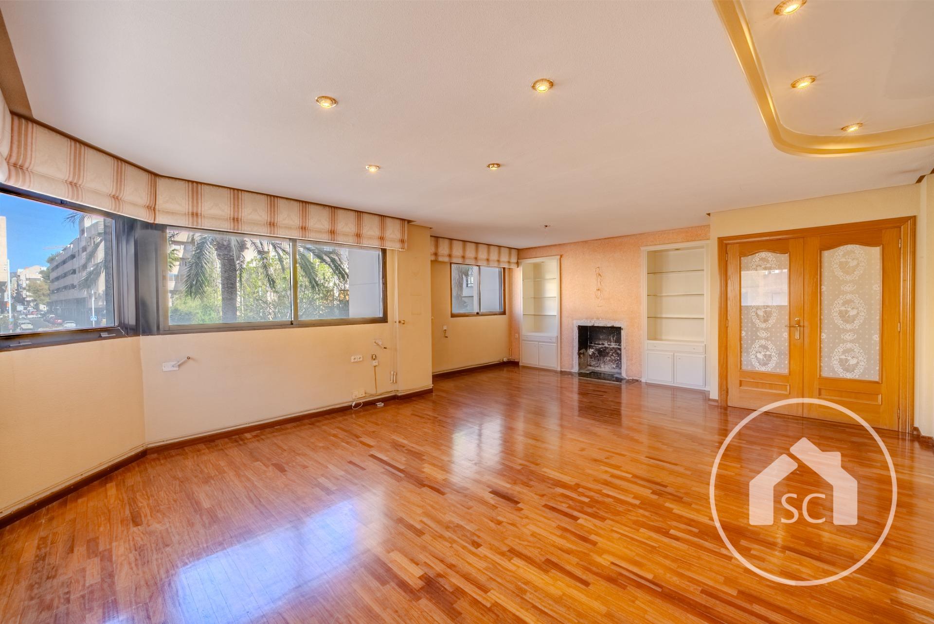 Piso enorme en esquina con vistas a la Plaza del Zapatero — Foto 3 de 29