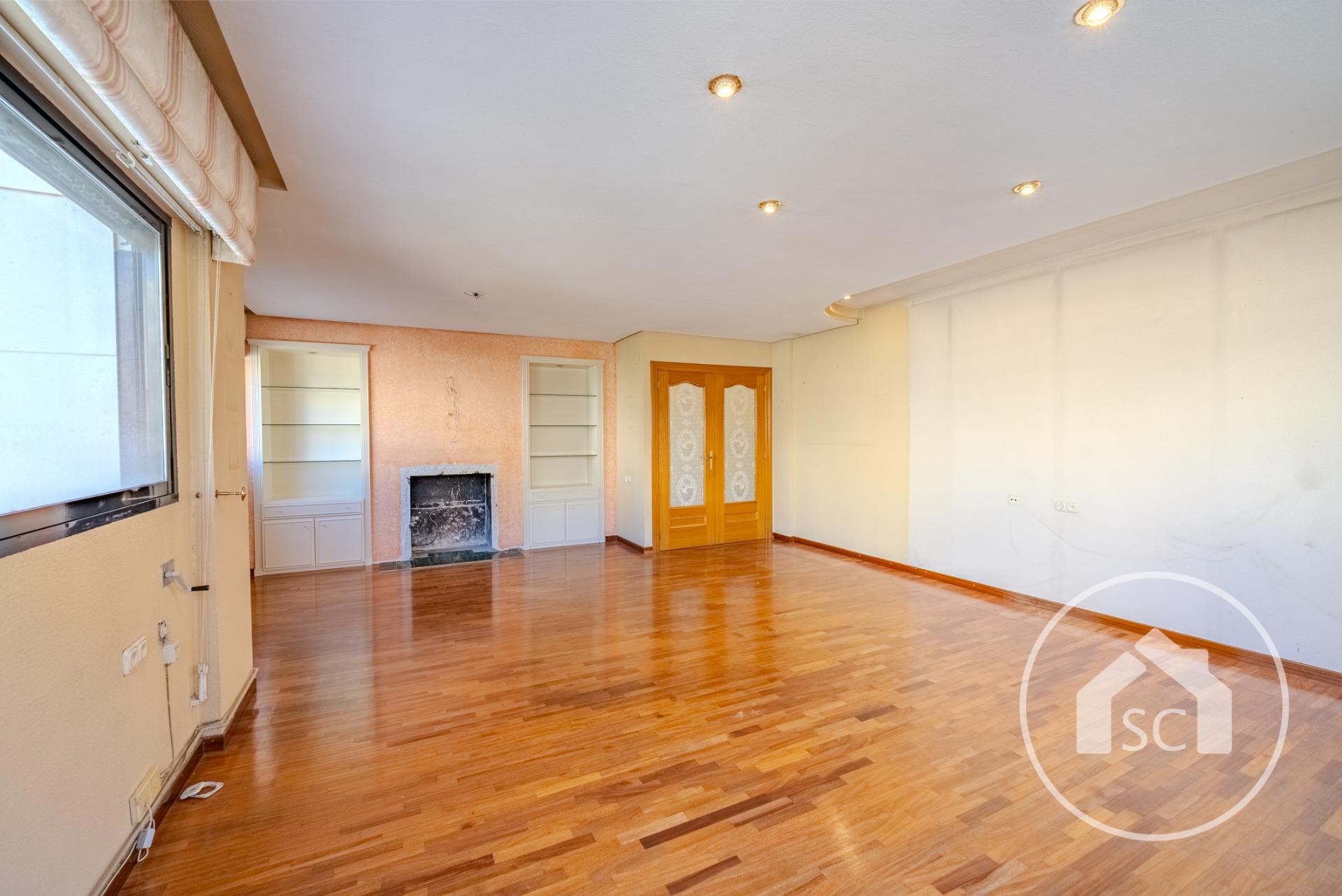 Piso enorme en esquina con vistas a la Plaza del Zapatero — Foto 4 de 29