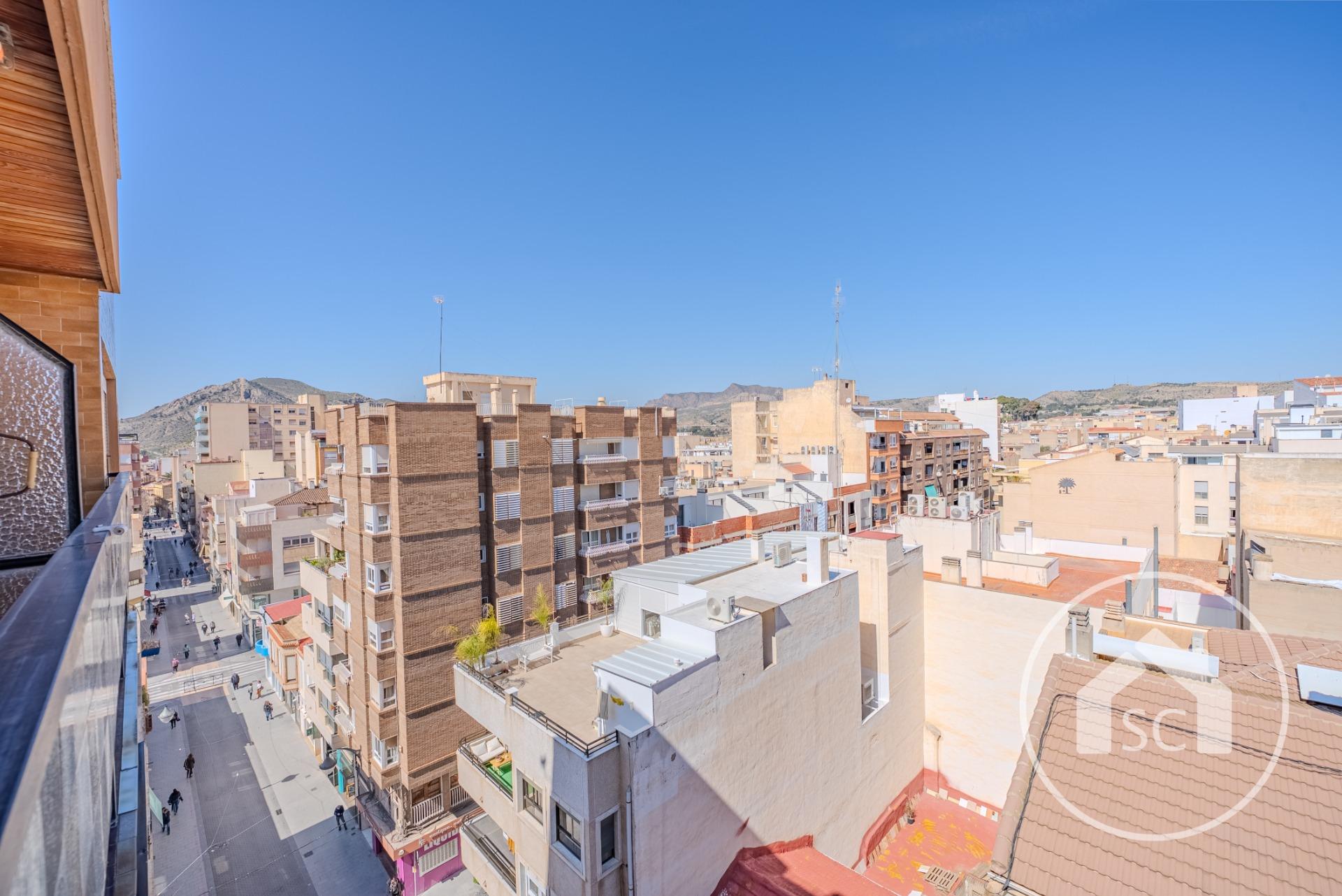 Amplio piso con terraza en plena Avenida Juan Carlos I, Elda — Foto 2 de 20