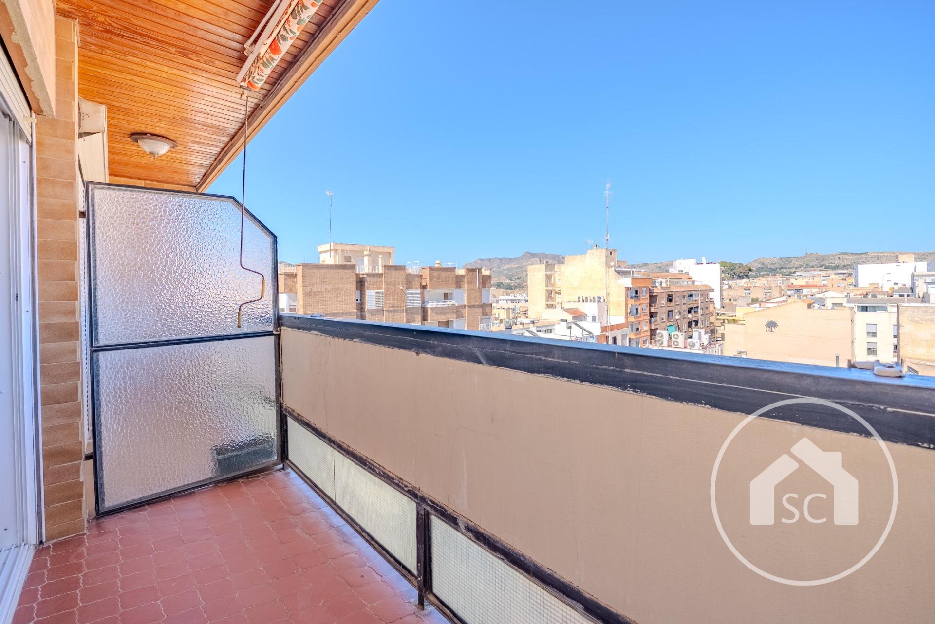 Amplio piso con terraza en plena Avenida Juan Carlos I, Elda — Foto 3 de 20