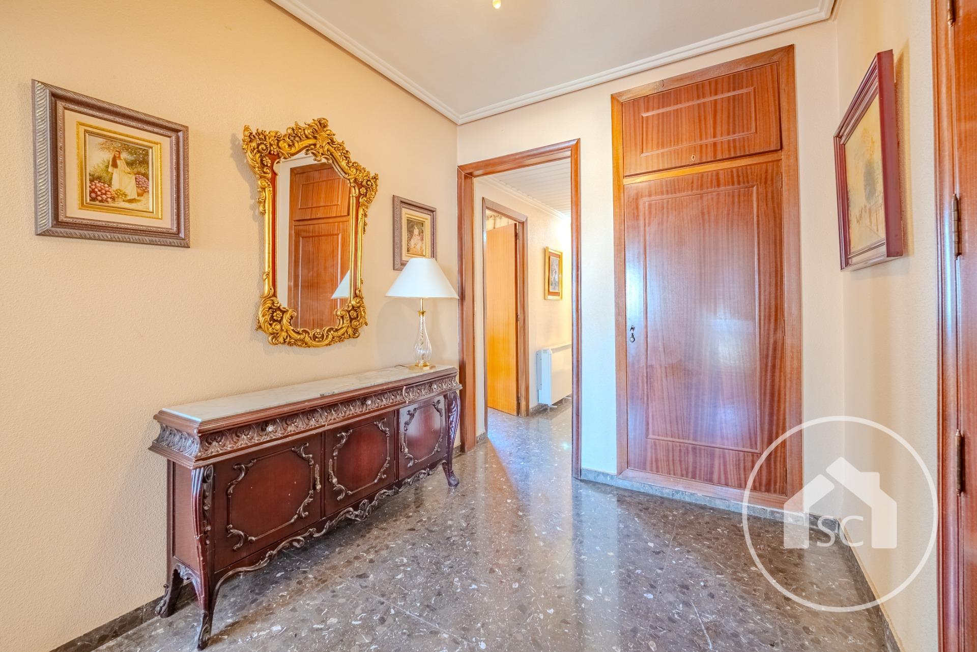 Amplio piso con terraza en plena Avenida Juan Carlos I, Elda — Foto 4 de 20