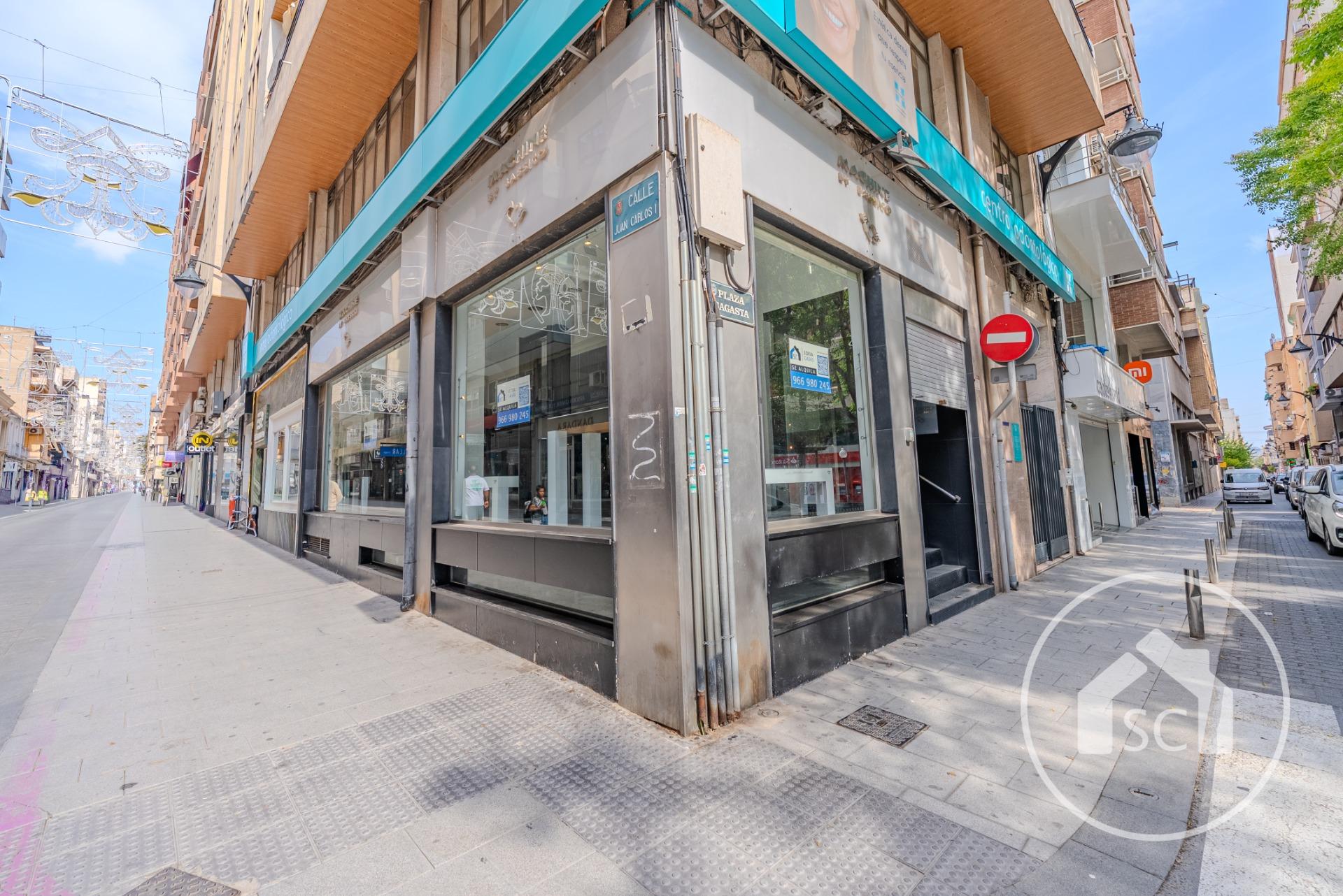 Local en esquina en Juan Carlos I con plaza Sagasta