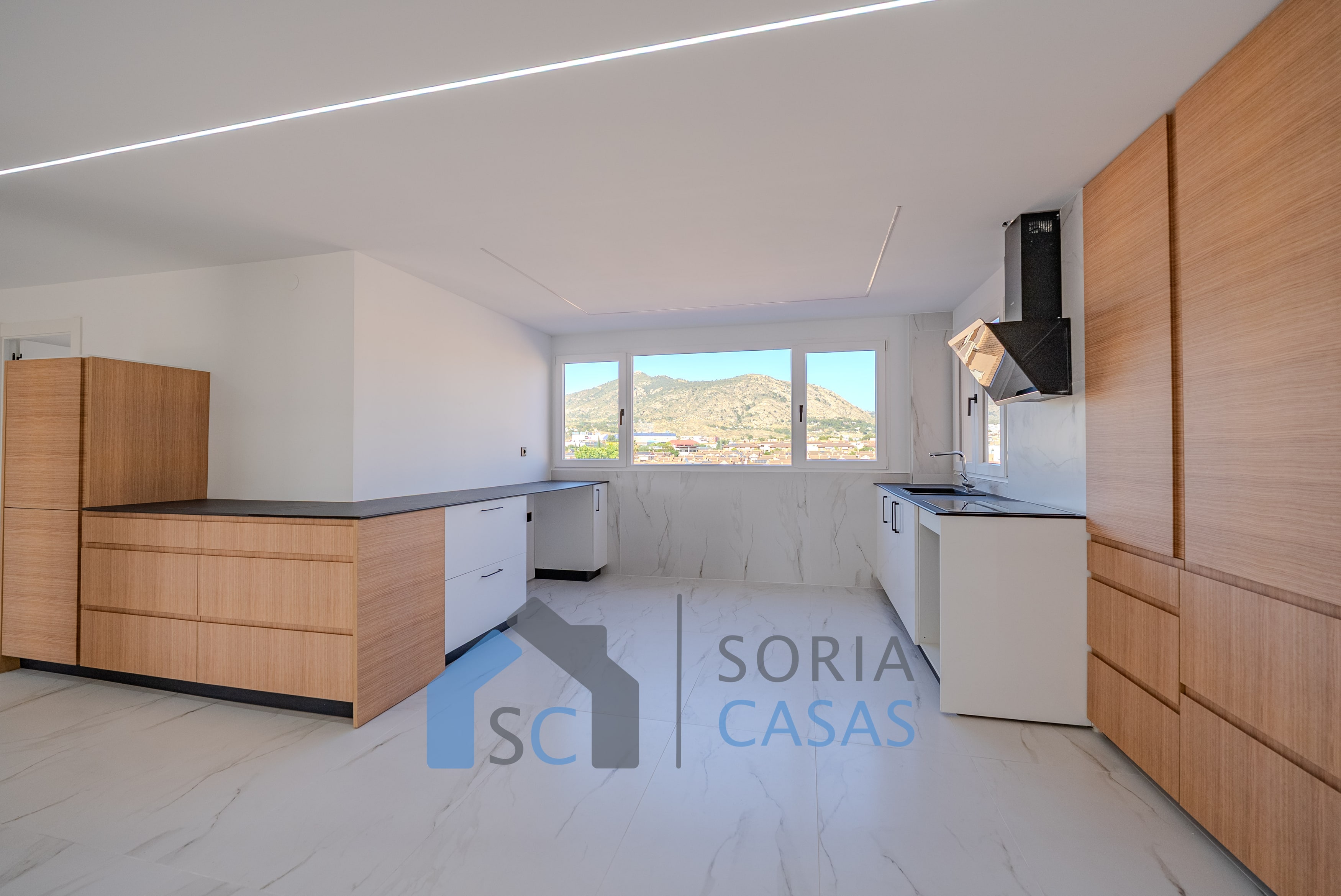 Piso reformado integralmente con terraza, garaje y vistas despejadas — Foto 2 de 18