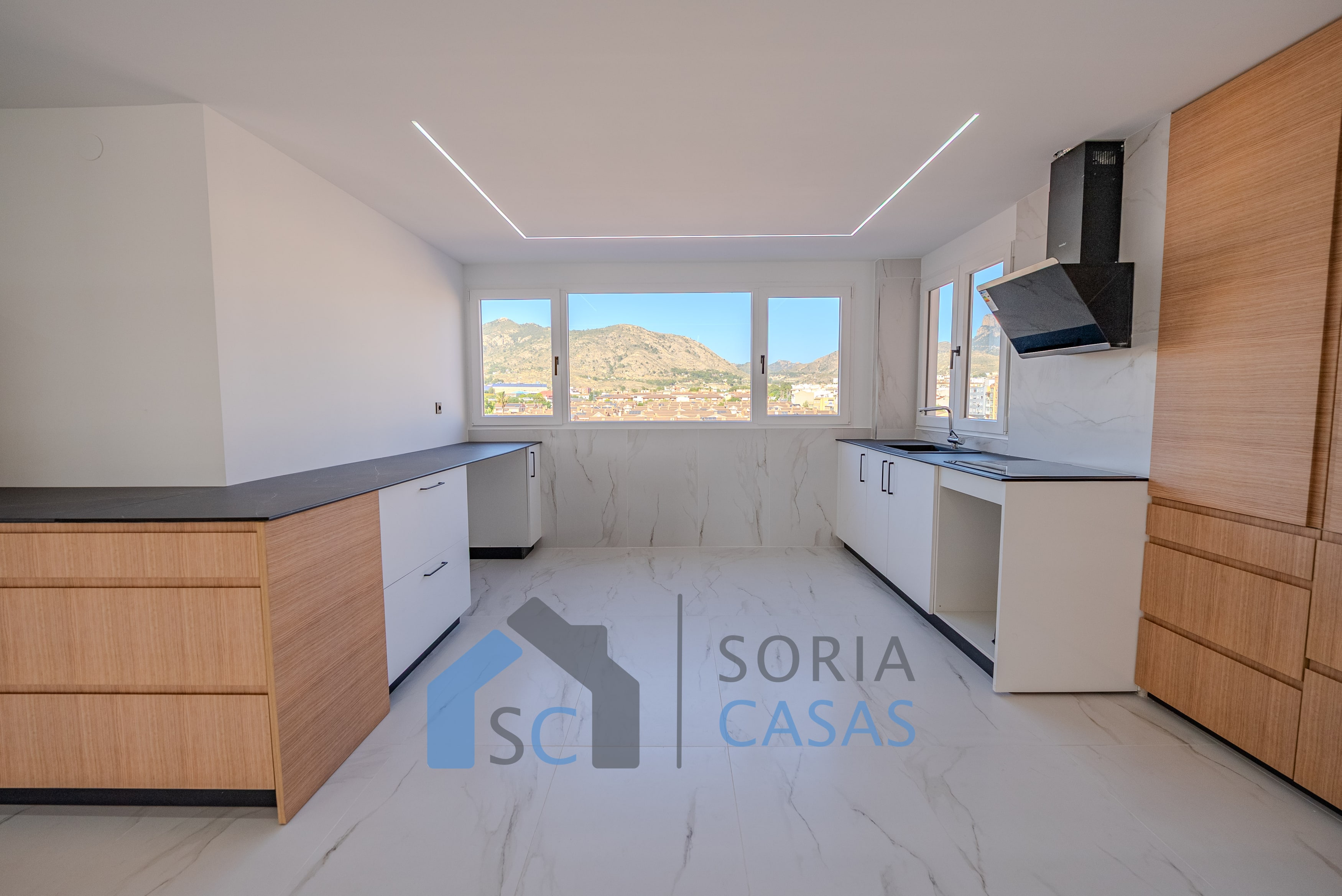 Piso reformado integralmente con terraza, garaje y vistas despejadas — Foto 3 de 18