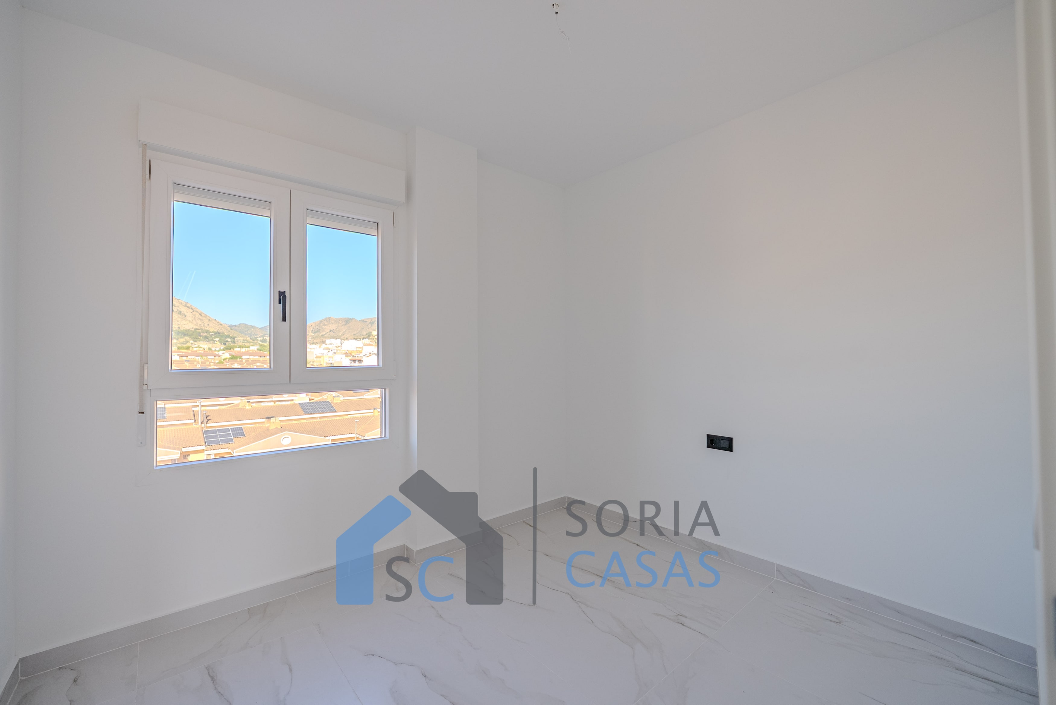 Piso reformado integralmente con terraza, garaje y vistas despejadas — Foto 5 de 18