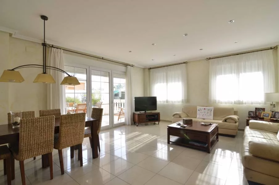 Villa · 4 bed · 3 baths · 419 m² · Petrer