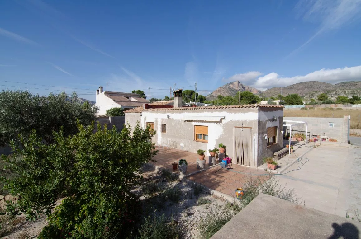 Country house · 4 bed · 2 baths · 130 m² · Petrer