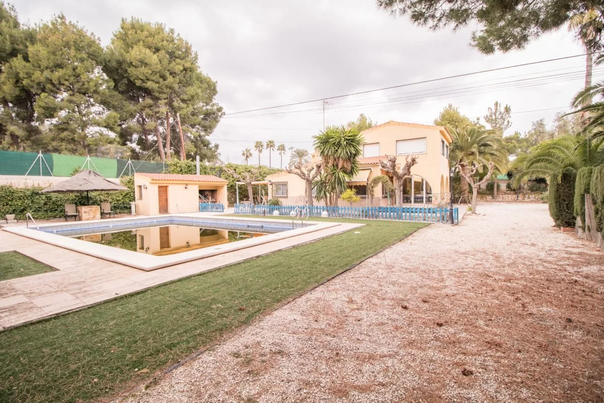 A big house near sport centre — Photo 2 of 15